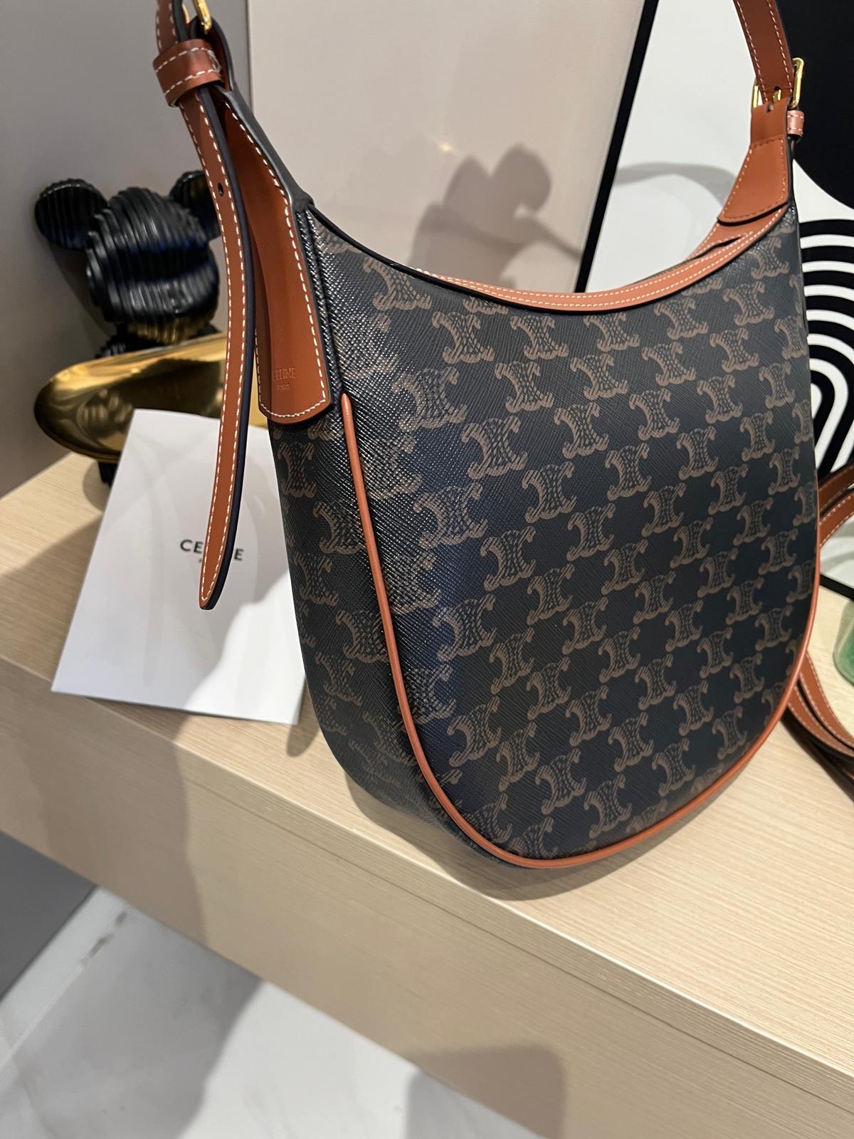 CELINE HELOISE HOBO 100%Authentic,98%new   ✅專門店收據✅2 Strap✅Dust bag 