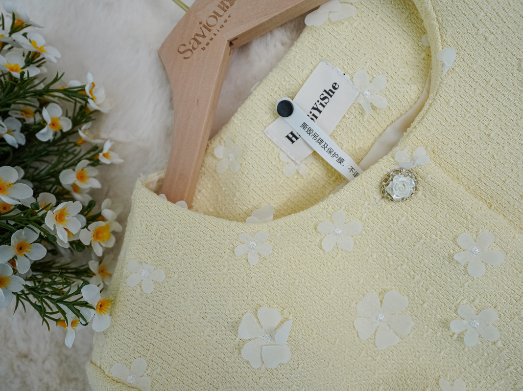 Cropped Jacket with 3D Floral Embroidery and Rhinestone Buttons ‖ 立体花朵刺绣亮扣短款外套 KR01108351