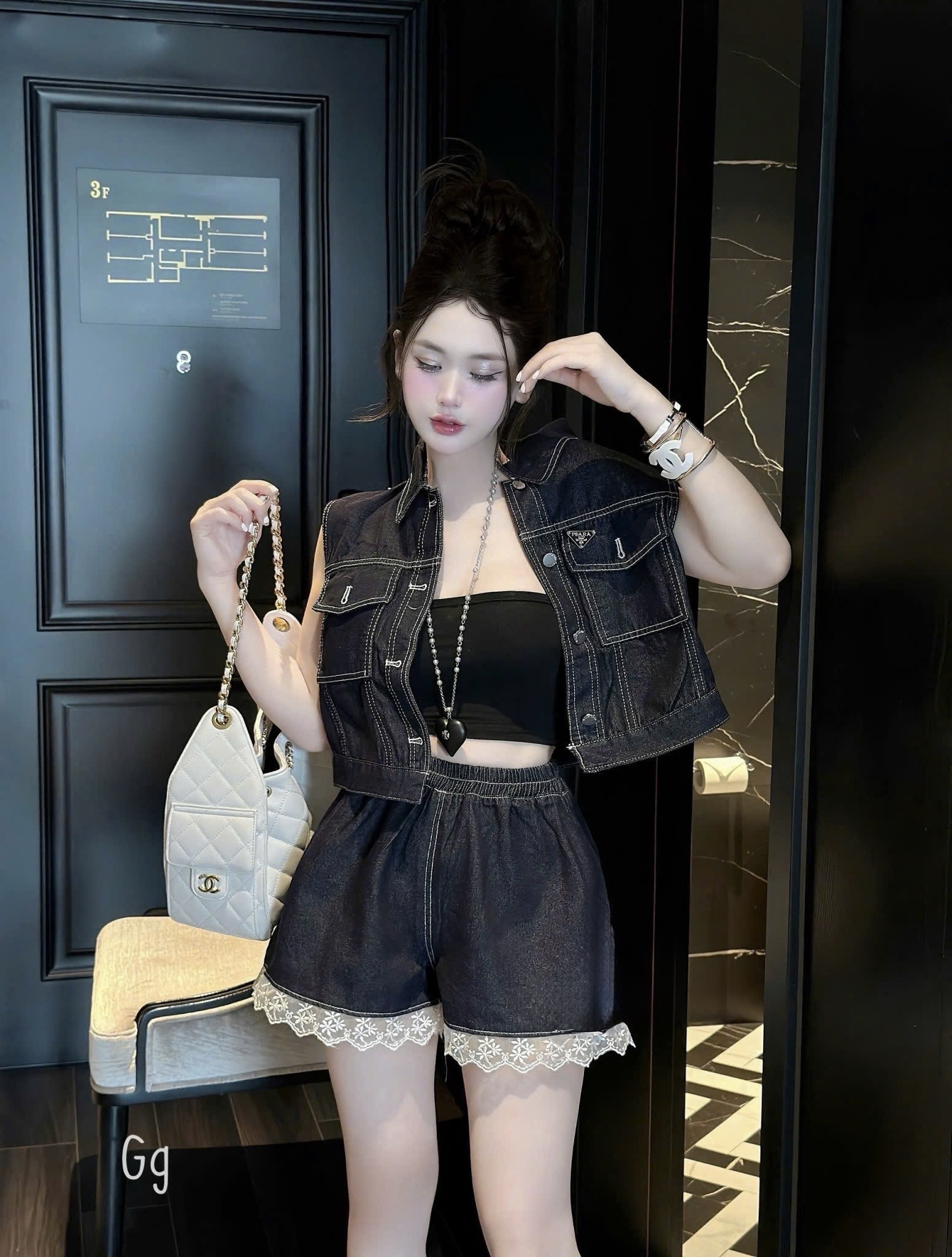 牛仔露臍上衣和蕾絲邊短褲三件套