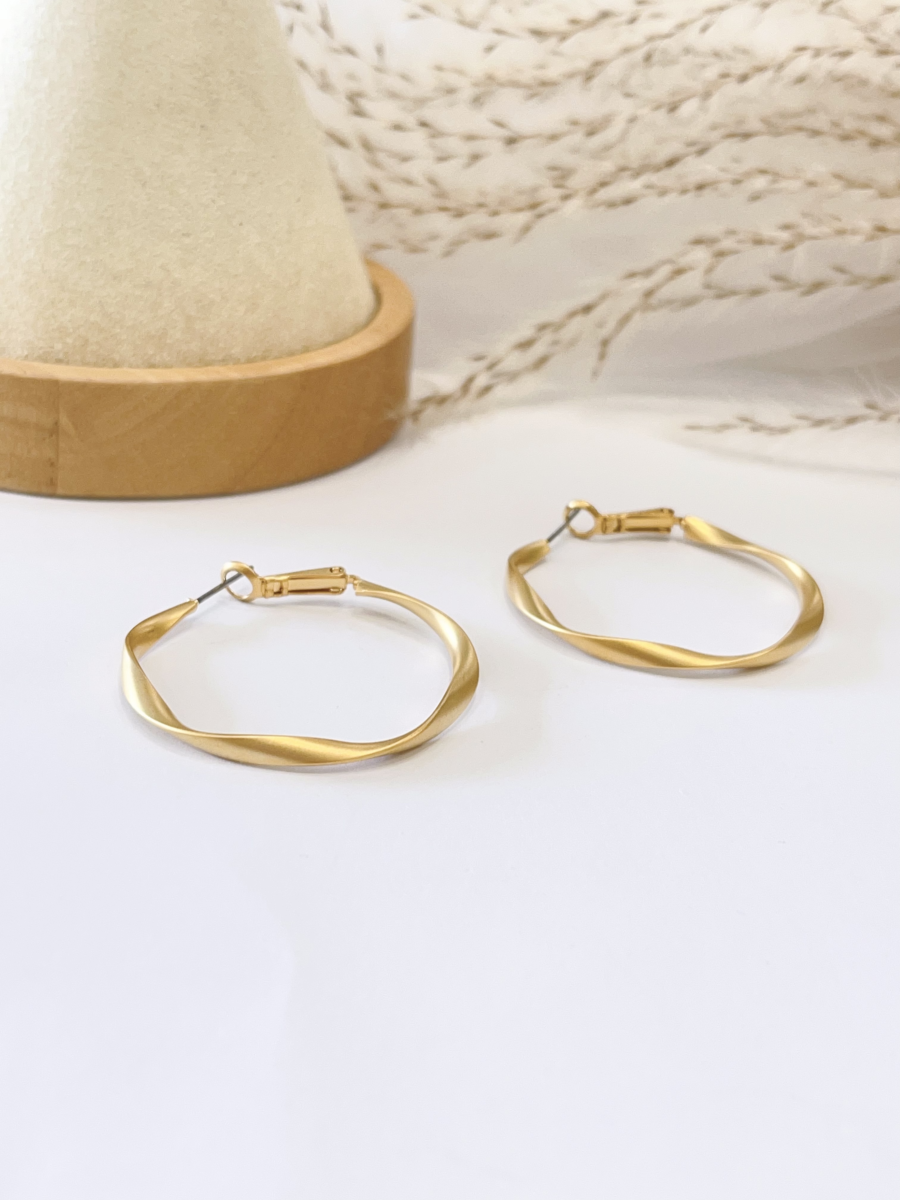 轻奢磨砂波浪形耳环