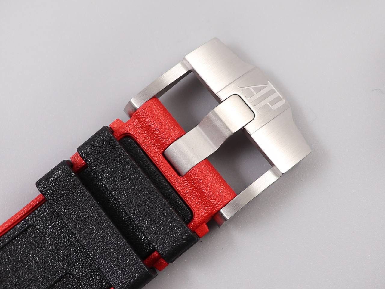 A P26470黑骑士钢壳陶瓷圈新品.直径42毫米！陶瓷把头陶瓷按的，搭载订制版12H计时3126机芯，特制的顶级黑红橡胶带。最强版26470系列🔥💯