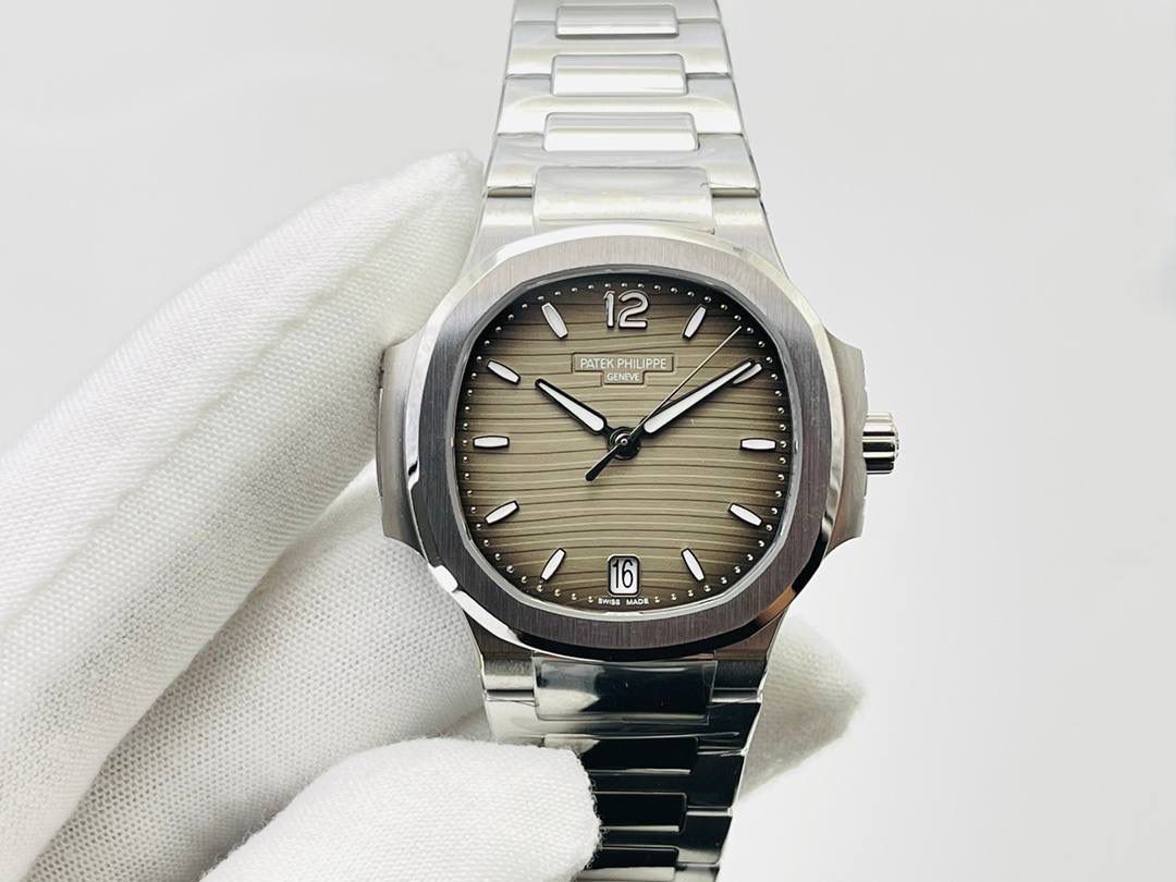 百达翡丽鹦鹉螺女款腕表PP7118强势来袭！ “324”机芯最高版本““到货”” 唯一媲美正品的副本！ 正品完美互换真正Cal.324C一体29钻机芯！ 全新订制版百达翡丽专Cal.324SC自动上链机芯。史无前例厚度和正品一致完全实现。整机根据真正的Cal.324SC机芯设计-1:1尊重原厂设计，傲视市面上一切副本百达翡丽。 机芯尺寸“27.0mm”厚度“3.3mm”动力存储“45小时”数据正品一致！ 腕表尺寸34MM，厚度8.3MM，全网最薄！ “没人能拥有百达翡丽，只不过为下一代保管而已。”