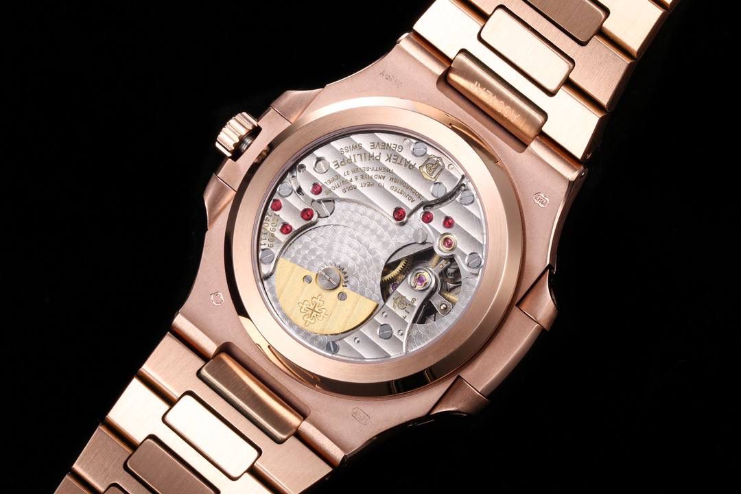 震撼推出——百达翡丽鹦鹉螺5712/1A-001多功能腕表，融合经典美学，荟萃以往精华！😍🔥 【表壳】腕表尺寸40毫米，同正品一致的枕型表壳采用正面拉丝，侧面抛光的两种工艺组合，层次感分明，质感十足。尽显精湛工艺。 【表带】采用原装表带一比一量身打造，每节表带的中央抛光部位，都能呈现钻石的形状，尽显高级质感。 【机芯】3K厂采用定制版PP.Cal.240 PS IRM C LU机芯，完美还原正品，日期，真动能，真月相功能。