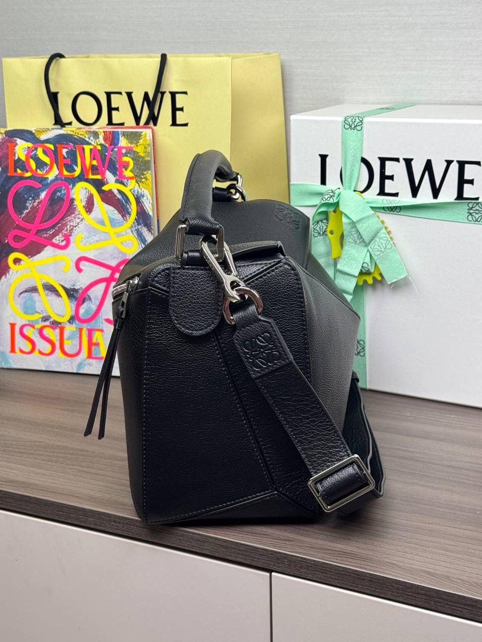 🎈【全钢】大号鹿皮𝘗𝘶𝘻𝘻𝘭𝘦* ——【👉🏻黑色到货✅】 尺寸：𝟑𝟐.𝟓-𝟏𝟒.𝟓-𝟐𝟑.𝟓𝐜𝐦 编码：260403 【配全套包装】 ❤️经典拼图系列•不规则立体几何设计•最具辨识度的立体廓形和几何美学•顶级进口皮搭配德国沙菲线•独家定制五金•𝗬𝗞𝗞拉链拉头。 ❤️该款大号采用鹿皮革制成•绒面内里•搭配一条可拆卸可调节的皮肩带•肩背斜挎或手提多样化背法。