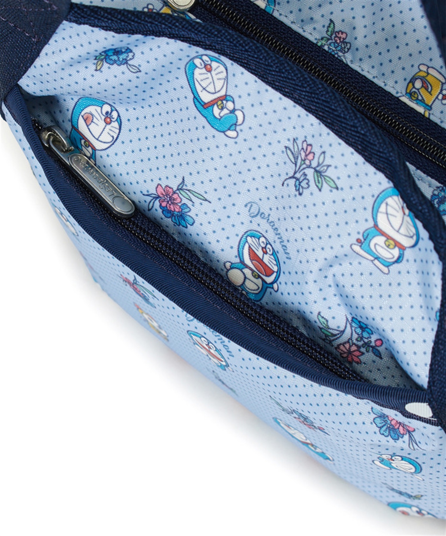 [訂購] [日本直送] 💙 LeSportsac「DORAEMON SMALL JENNI」 📏 尺寸/內容：高約22cm｜闊約18cm｜厚約6cm {TF260811}