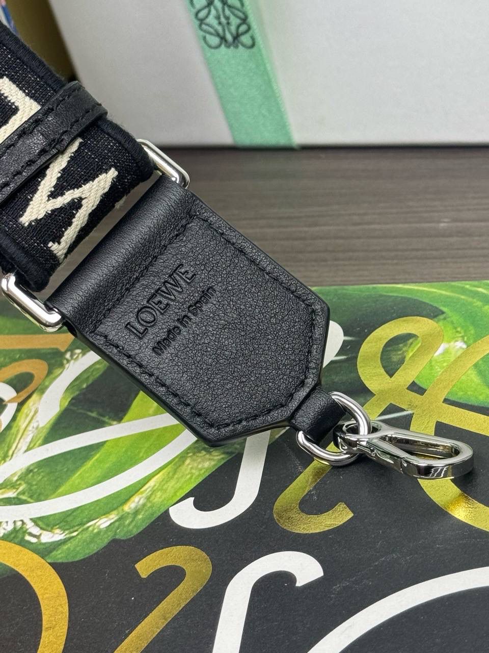 👉🏻升级版肩带【墨白】✅ 𝐀𝐧𝐚𝐠𝐫𝐚𝐦 刺绣肩带「墨白」 👈 全新升级上线♻️ （长度可调节） 编码：182323