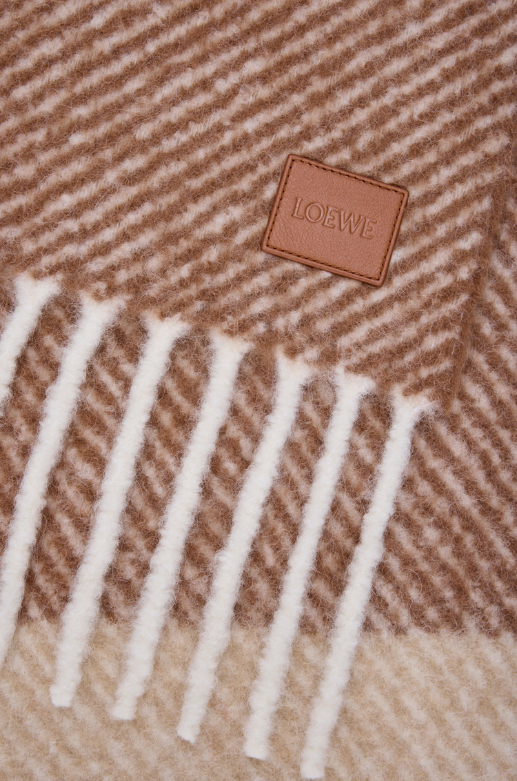 限時優惠✨訂貨🍒Loewe Scarf in alpaca and wool 拼色簡約皮章logo~ Size 27x212cm