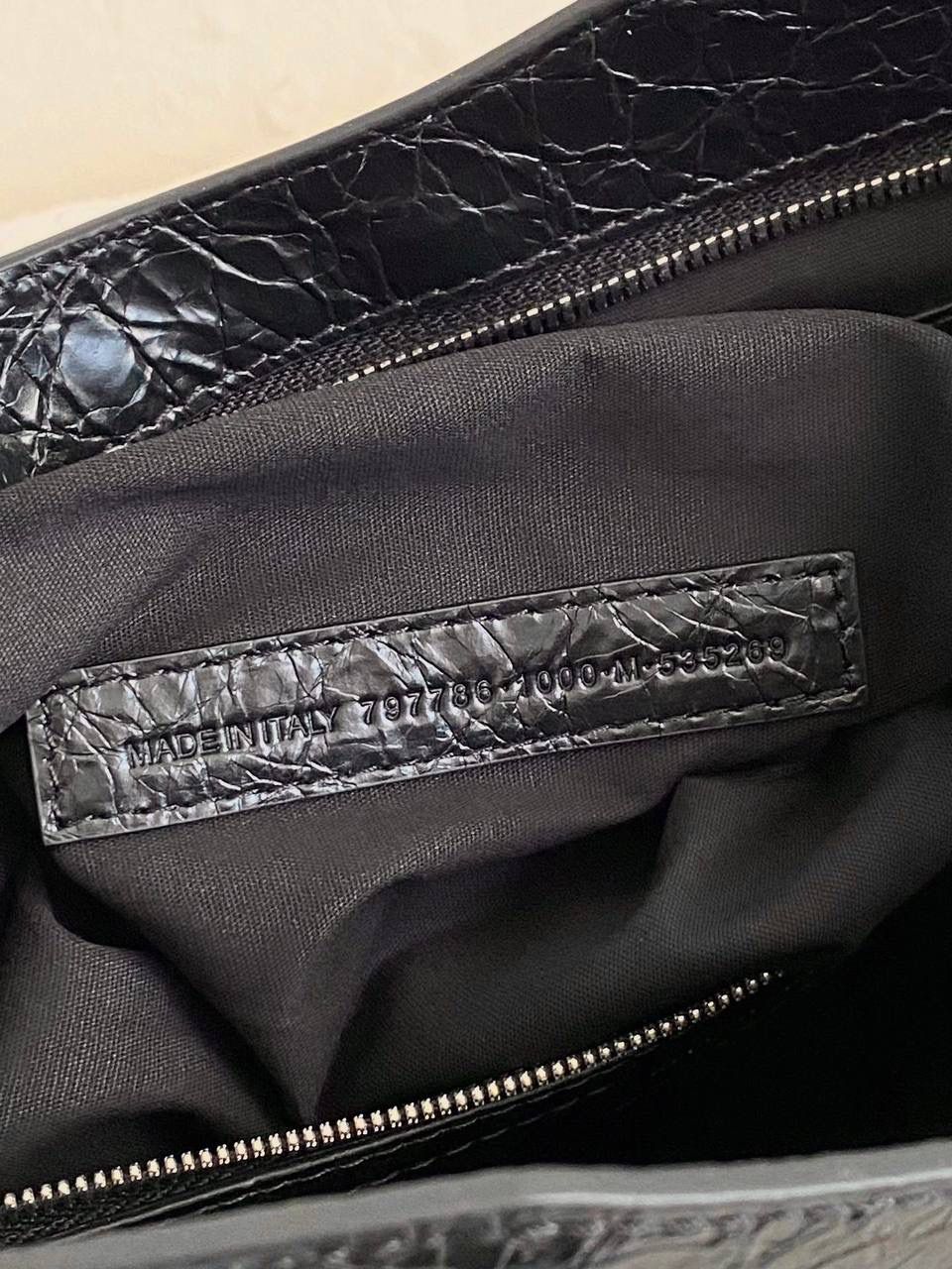 爆款🔥再次回货❗️ ba1enciaga lie city机车包中号 黑银🖤 24款比中古款有几处变化 肩带变得更干净利落，不累赘 底部的铆钉也去了，也是可以给包身减重 拉牌也全都换成了流苏～显得更流浪不羁了 机车包最有灵魂的就是它的皮料 皮纹够丰富，皮质够柔韧 一定要用原厂皮才能做出最高的还原度 认准我们家，只做原厂皮⚠️ 38.5×24×13.5cm797786m