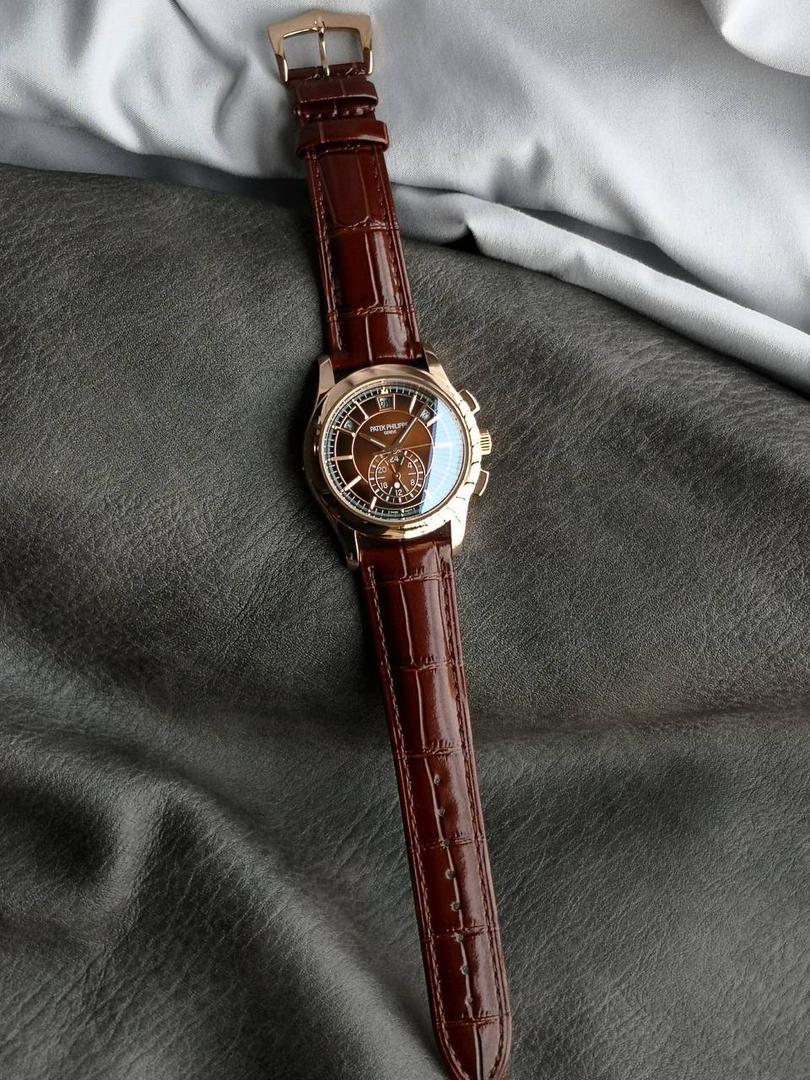 2024墙裂推荐 重金打造经典时计】——百达.翡丽复杂功能系列5905R-010重磅登场，迄今推出的首款Nautilus复杂腕表，以超复杂的工艺技术打造休闲运动腕表。 1⃣️小身板大能量：尽揽以下功能∶12点位日历功能 10点位星期功能 2点位星期功能 6点位24小时。所有功能都可正常使用。 2⃣️机芯采用复刻版Cal.240自动上链机芯，在实现外观的逼真前提下，功能一并完美诠释。 3⃣️改装大师独立制表人，倾情参与定制改装表盘颜色，给予独一无二的腕表增添有趣的灵魂！ 匠心力作 欢迎各位表友品鉴！