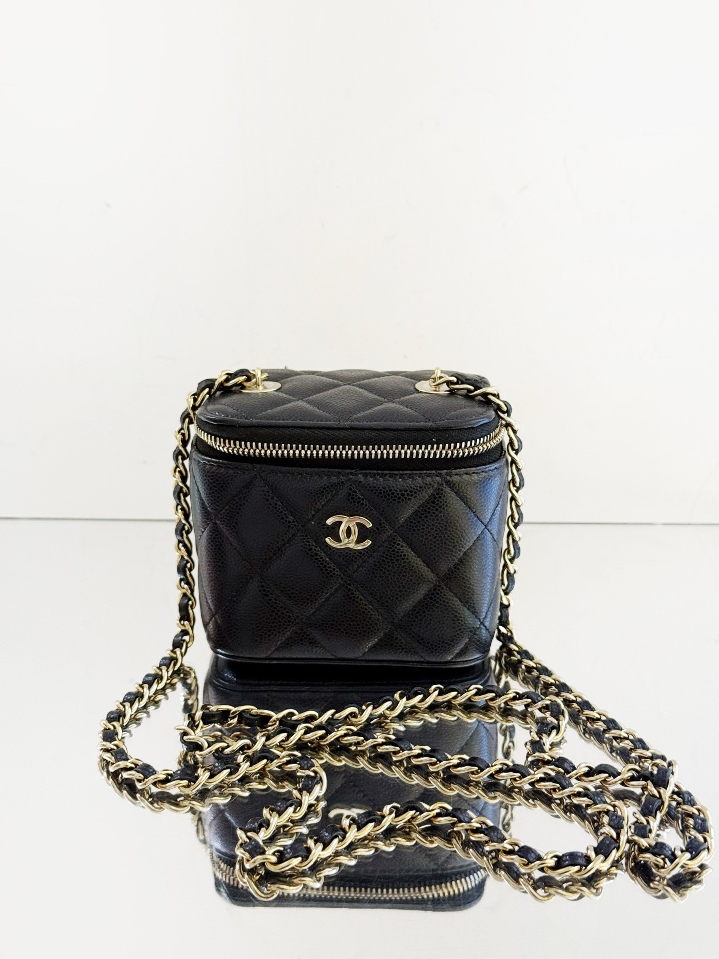 【預訂貨品】Chanel 23S Mini 黑金荔枝牛皮化妝包💳芯片款 