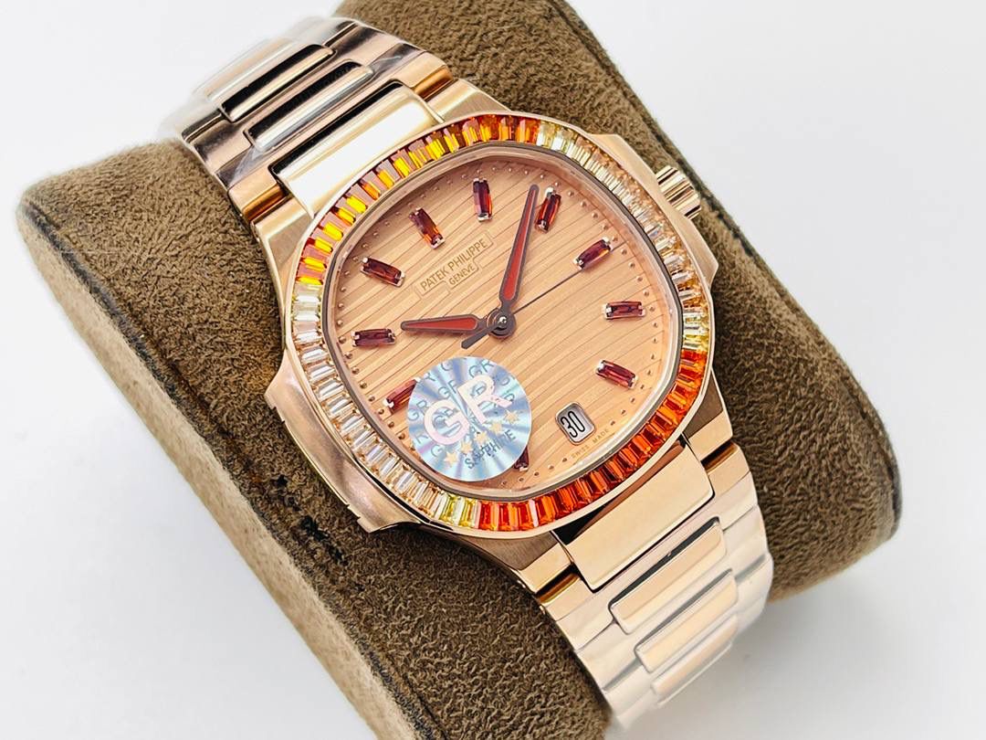 【2023墙裂推荐 强势来袭】 🔥百达翡丽Nautilus女式腕表推出全新珠宝款式腕表！ 🉐️赠送价值💰288旅行便捷定制手表表盒！ 1⃣️八角形表圈镶饰双排68颗长形锰铝榴石，呈现自干邑色(12时和6时位置)至香槟色(9时和3时位置)的双重渐变效果。表盘镶嵌尖顶形干邑色锰铝榴石时标。光影流转之间，这款珍稀杰作尽展现代韵致。 2⃣️表盘饰以Nautilus女式腕表特有的波纹图案，确保清晰易辨，体现百达翡丽对可读性的追求，即便是珠宝腕表也不例外。 3⃣️腕表定制9015改324SC自动上弦机械机芯 机芯视窗式日期显示。中心大秒针。 4⃣️表盘镀玫瑰金表盘，“波纹”图案，尖顶形干邑色锰铝榴石时标。 5⃣️表壳玫瑰金。蓝宝石水晶透盖。防水系数60米。 6⃣️直径(10时至4时位置):35.2毫米，同步正品！ 7⃣️表带玫瑰金新扣款式！ 匠心力作 欢迎各位表友品鉴！