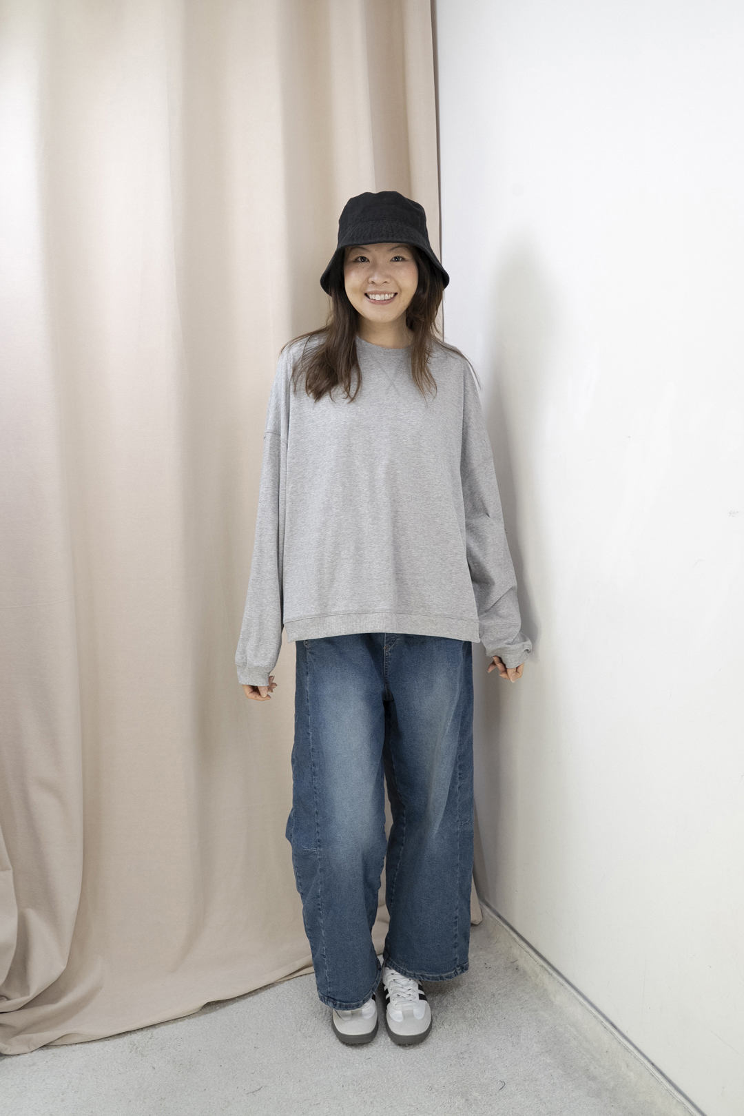 輕軟薄倒三角造型明線上衣（淺灰色）