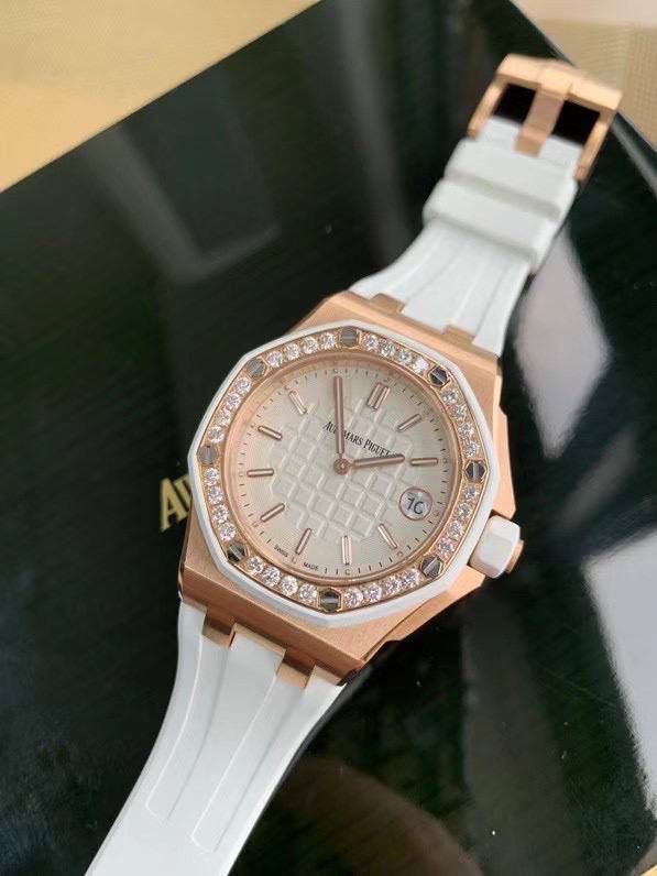 🚀全网独家新款，官网已停售 爱彼女款，皇家橡树离岸型，原装瑞士石英机芯、37表盘、厚度11.1毫米，原装进口防尘表带，反炫光处理蓝宝石水晶玻璃、包18K玫瑰金镶钻，32颗VV S足反南非真钻、精美绝伦、37表盘男女通杀！数量不多、手快有手慢无！