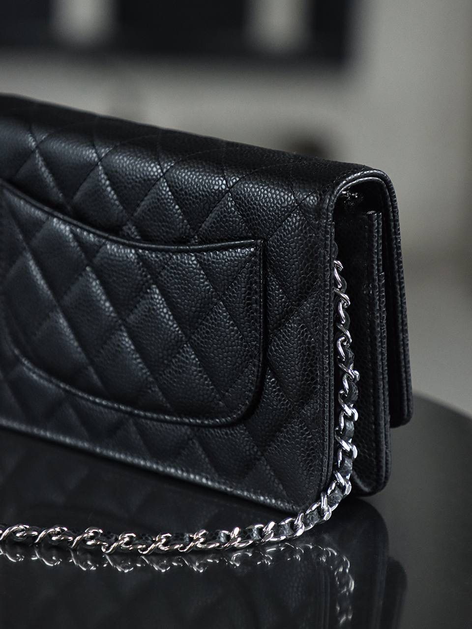 Wallet on Chain發財包鑒定版👜 一包一碼 支持全球鑒定查驗身份證原廠專G Haas皮料過關清單資料可査詢 經典系列WOC，從命名就能直觀感受到這款包包的獨特設計理念，它將傳統錢包與鏈條肩帶進行了巧妙融合！ 它大小精緻，恰好能容納一張百元人民幣，囙此被賦予了“發財包”這一吉祥又討喜的昵稱。 小巧身形，卻蘊含著大大的能量。 五金：全鋼銀扣 皮料：Hass小牛皮大球紋 尺寸：12*19.3*3.5cm