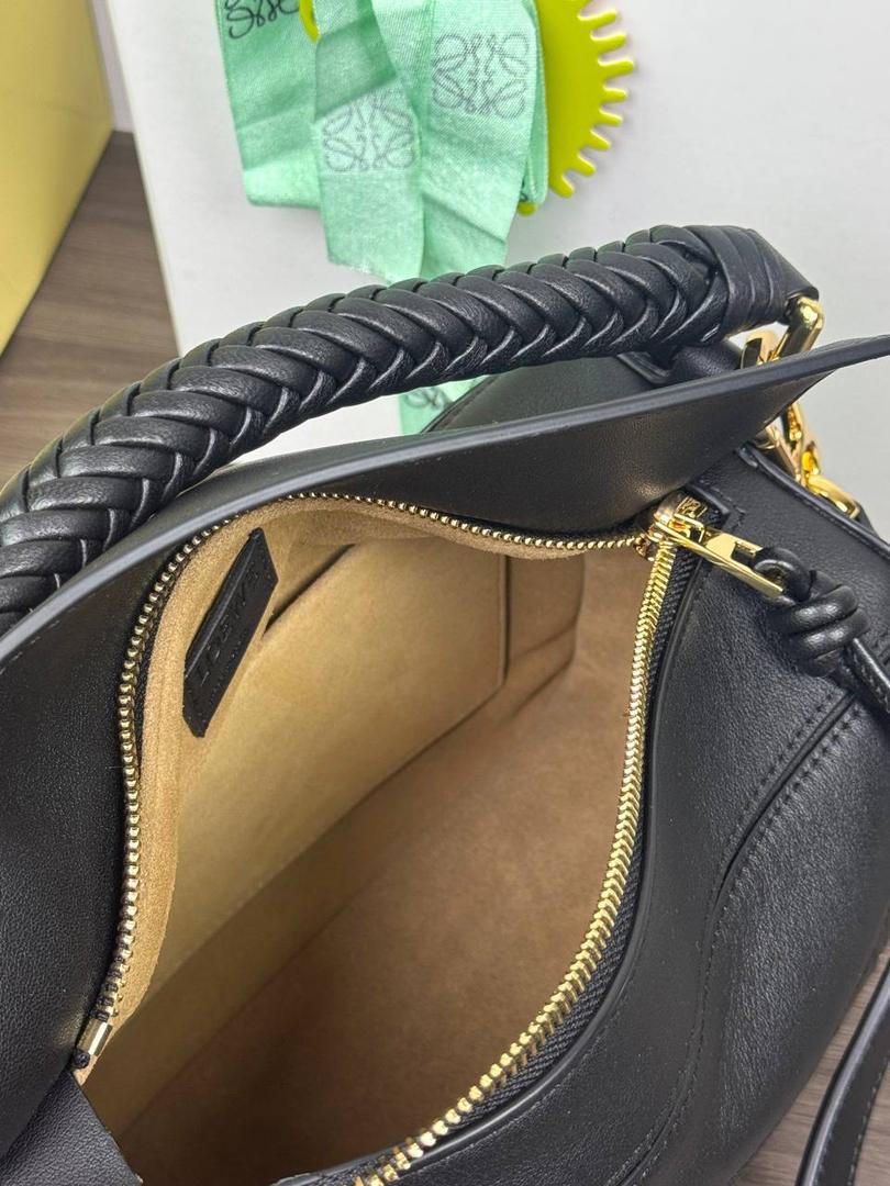 🎈最新编织手腕𝙋𝙪𝙯𝙯𝙡𝙚 ——【黑色】 尺寸：𝟐𝟒-𝟏𝟎.𝟓-𝟏𝟔.𝟓𝐜𝐦 编码：062405 【配全套礼盒】 ♥️以罗家经典几何设计，搭配独特的编织手腕，绒面内里。 ♥️容量大，经典百搭，可拆卸肩带，有单肩，斜挎，手提等多样化背法。随性时髦洒脱，实用性强。 ♥️独家背景➕独家品质➕独家全套砖柜礼盒套装，市场高端品质皆在我手✌🏻