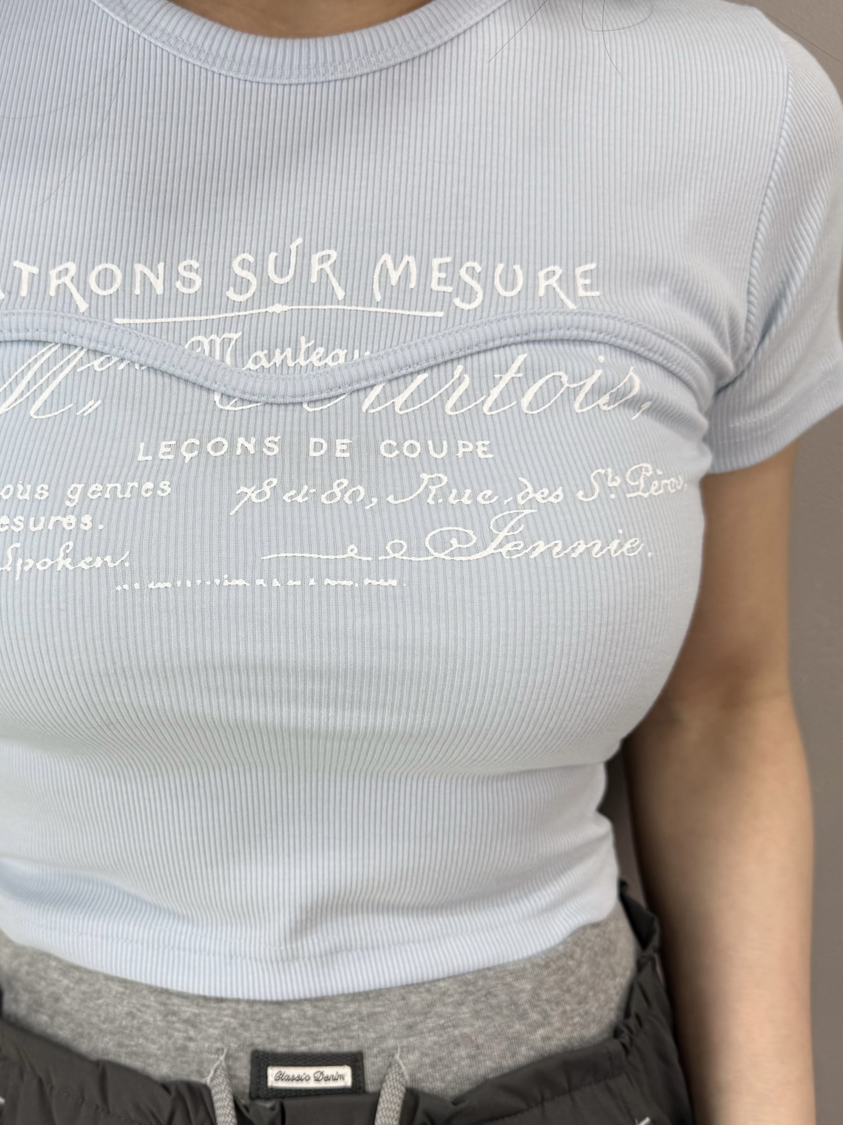 I83 細英文字暗紋Tee