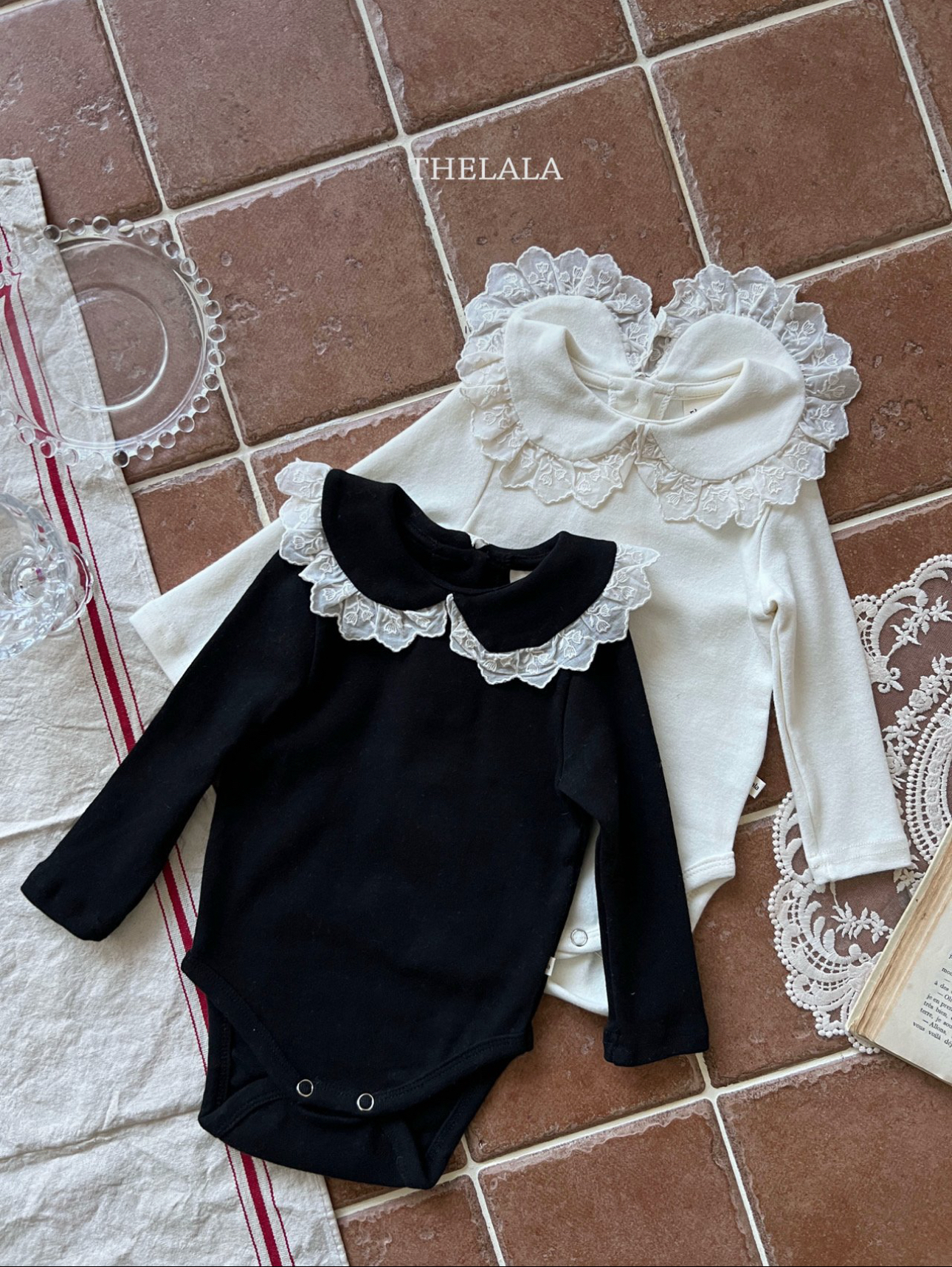 🌸預訂 韓國直送🌸🇰🇷THELALA兩色蕾絲花邊翻領長袖包屁衣