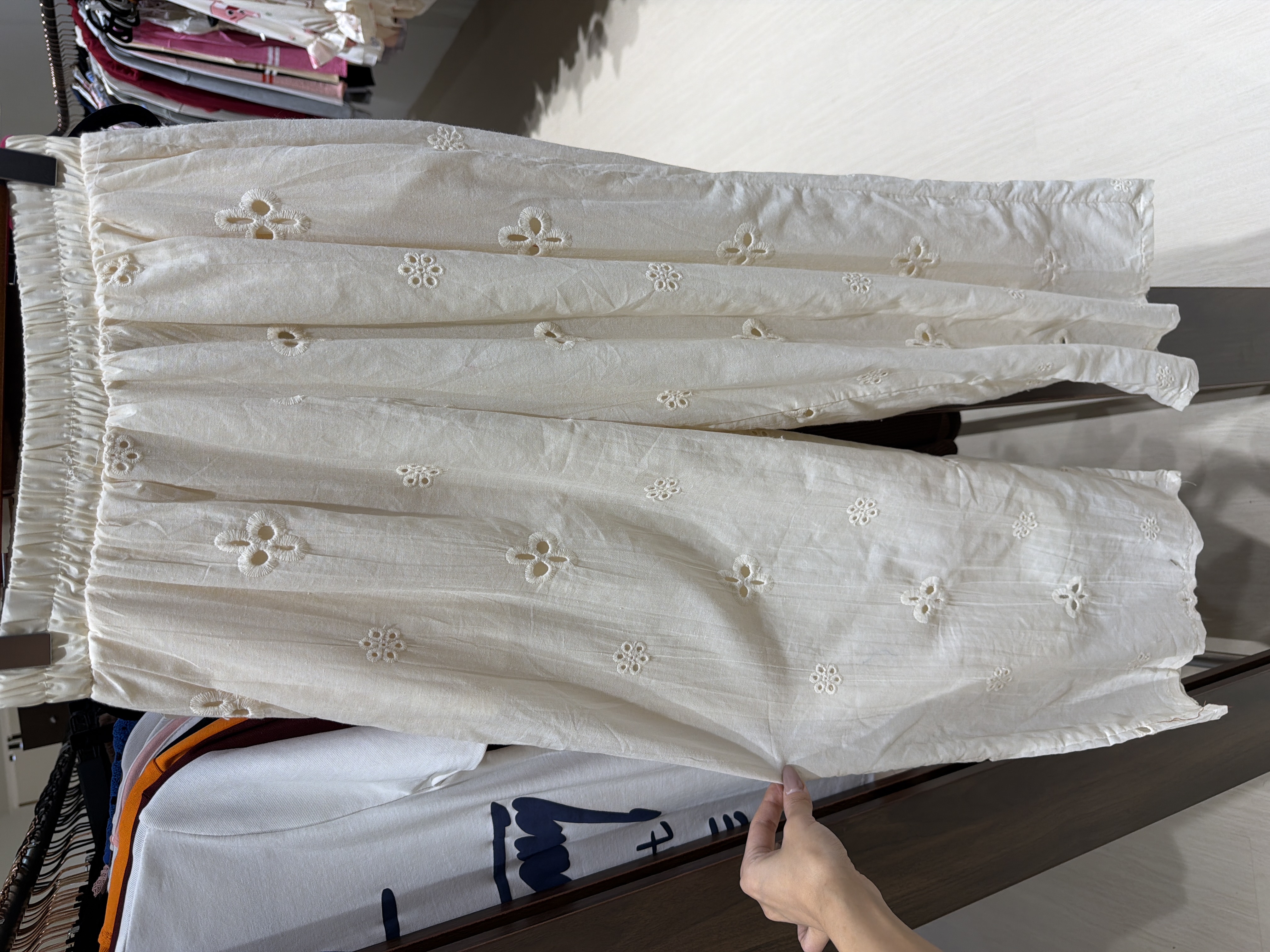 鏤空刺繡褲米色