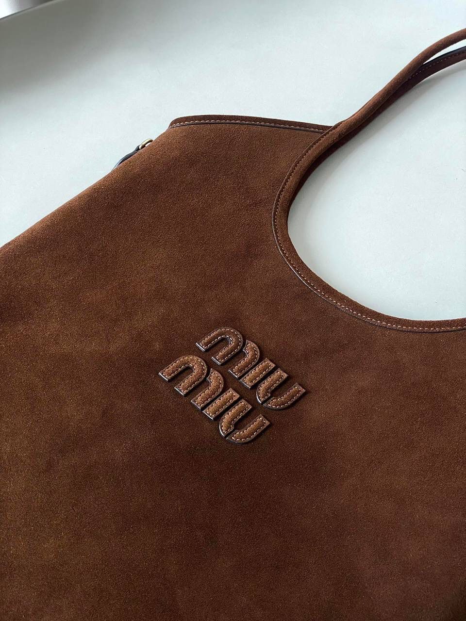 🈶深棕色 𝗠𝗶𝘂𝗠𝗶𝘂 𝐢𝐯𝐲 24秋冬托特 今年棕麂皮系列大人气啊！ 深深的巧克力色，满满秋冬味儿～ 绒面皮每年都会有，但是！！今年这股风刮的特别猛 从秀场到ins博主穿搭，或者线上门店 几乎都有麂皮元素！ 西装款 夹克 风衣 鞋子 包括包包等 延续去年美拉德色系的颜色， 今年的颜色各种各样，有深有浅 但我唯爱咱miu家的这个巧棕色 绝对秋冬氛围感里，最“增质感”的时髦单品！ 35×40cm #F0110m