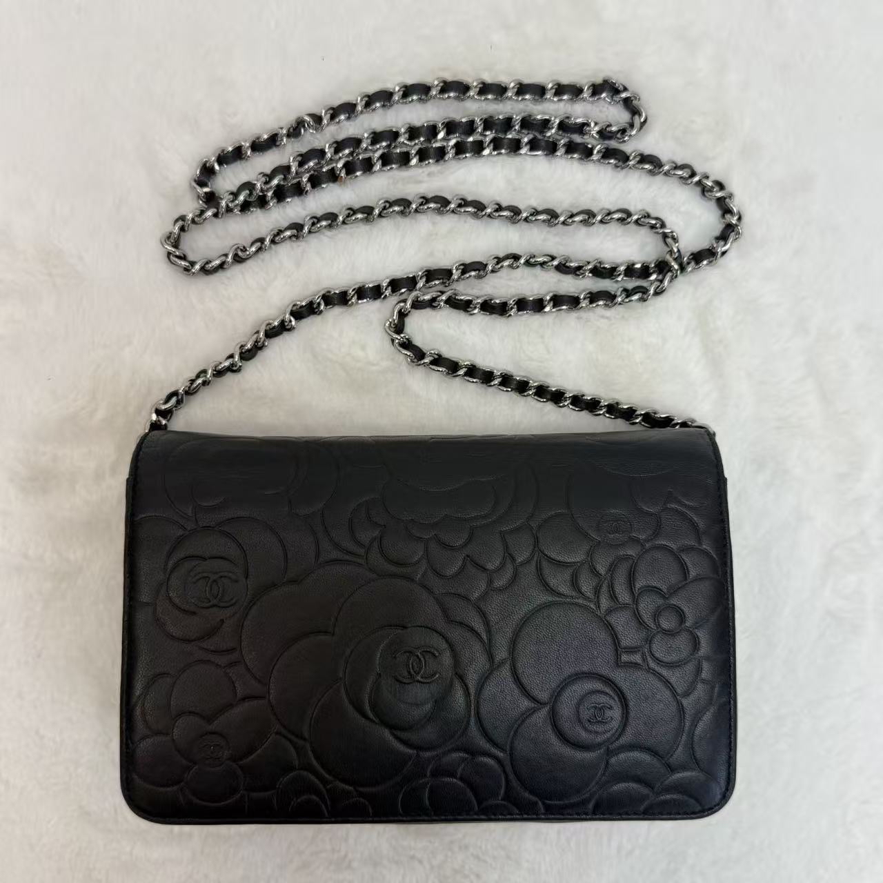 Chanel香奈兒Woc發財包 黑銀 山茶花壓紋 緞面山羊皮 經典熱門爆款鏈條斜挎單肩包 16開帶黑卡