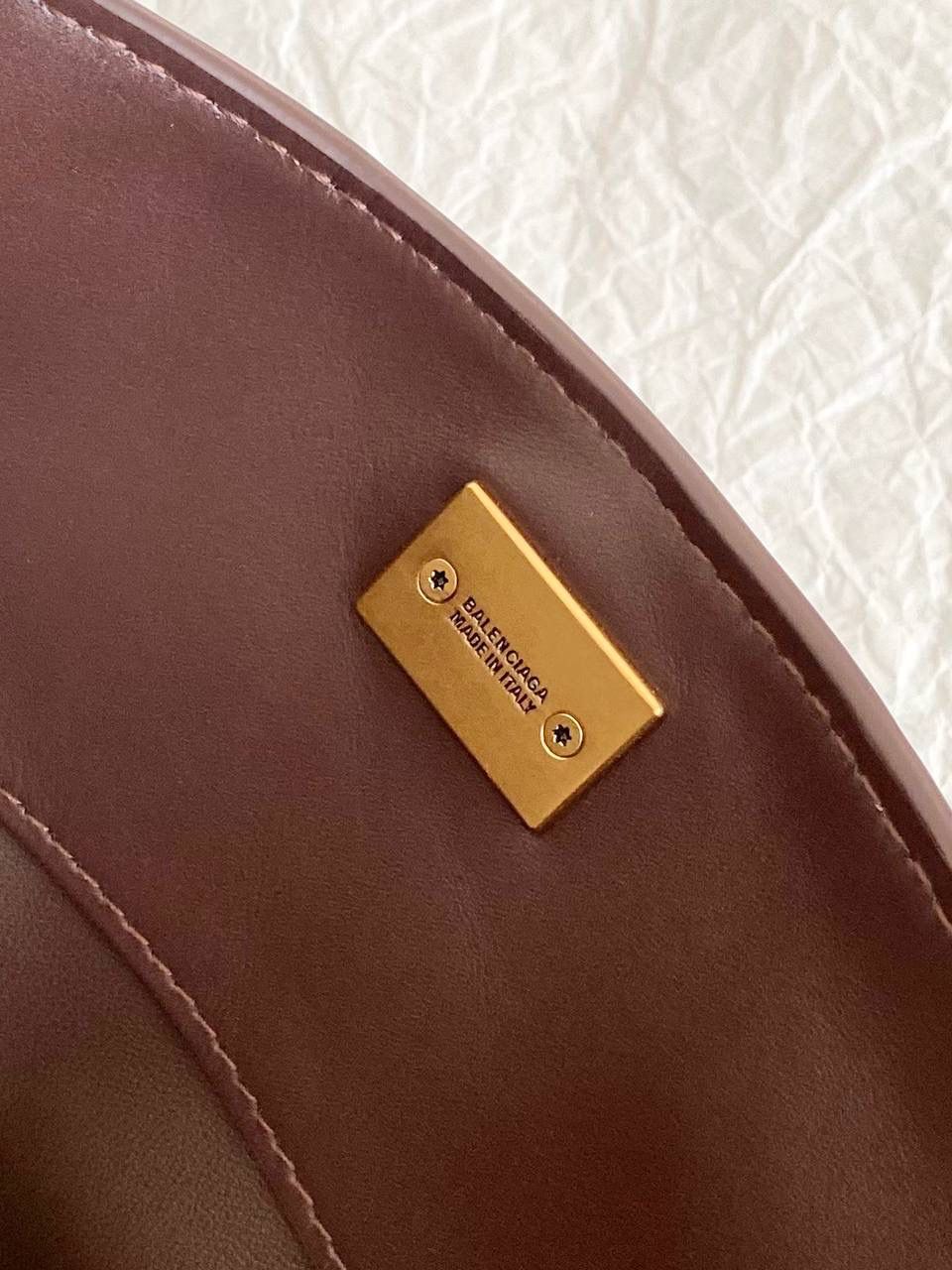 爆款🔥 ba1enciaga rodeo麂皮棕 中号🕰️ 闻着秋冬的味道，麂皮是时候登场了🍂 今年的最火元素一定是麂皮 而且是要棕色系 各种深棕浅棕，救命，都想拥有！ 感觉换上麂皮后整个包更加慵懒了有没有 非常有冬日氛围感，反正我先爱了☺️ 还是那句话，我们家的麂皮 你们就放一百个心好了 柔韧的手感➕反绒双色效果 质感不好你来找我！ 说实话，这个包真不好做 为了这个版型我们特地去找了我们合作手工最好的师傅来做这只包，手工费也是真的贵... 得版型则得天下 和市场普通的仿货绝对不一样 你们到时对比就知道 爆款不用快，精雕细琢，买到对的更重要🔥‼️ 小号：28.9×20×9.9cm789779m 中号：35×23.3×10.9cm789772m