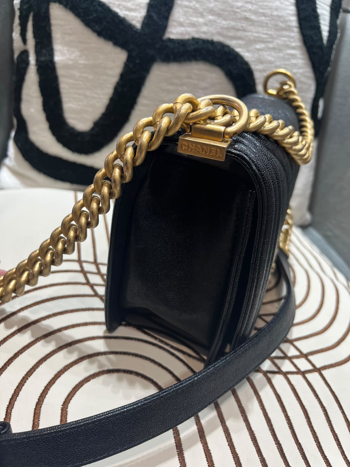 Chanel boy medium 黑色魚子醬牛皮 100%Authentic,90%New ✅貼✅塵袋