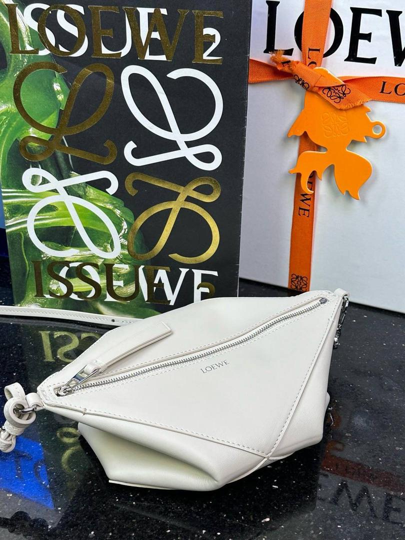 ♥️𝙋𝙪𝙯𝙯𝙡𝙚 𝙁𝙤𝙡𝙙 ——【海盐白】 尺寸：𝟐𝟑-𝟔.𝟓-𝟏𝟓.𝟓𝐜𝐦 编码：522404 🎈经典几何为造型，以及柔软细腻的Napa牛皮，升级为可完全折叠的手拿包。 🎈自带一根🉑拆卸🉑调节的肩带，一包多背，多样化风格，秀场大放异彩😃日常实用性强👌 🎈配全套专柜礼盒🎁，给你满满的仪式感👀