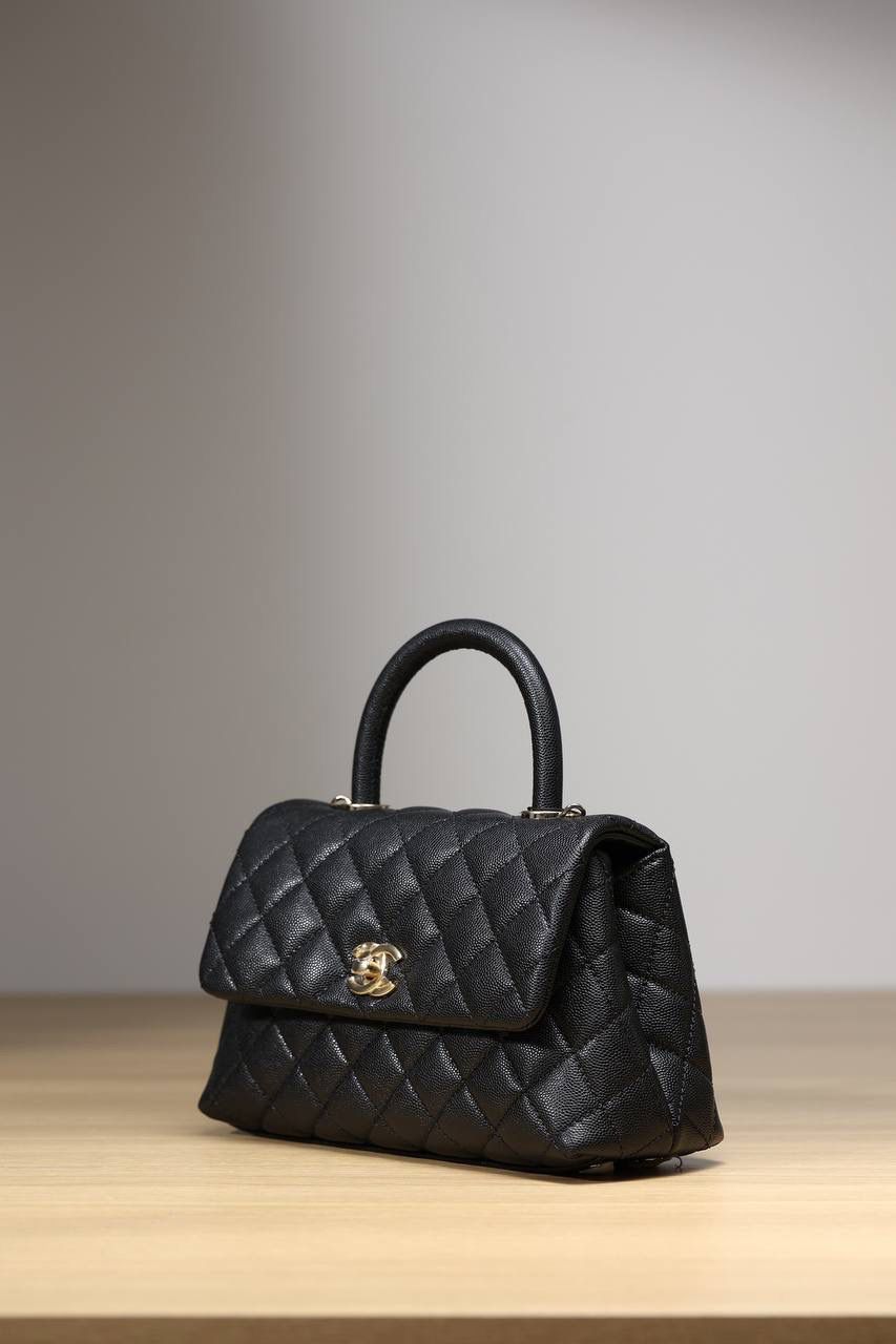 Coco Handle小号黑荔枝纹配黑手提出货！❤️‍🔥❤️‍🔥 真正的原厂货，zp级2480正品级品质，我们确保所有材料，五金，车线，油边都达到正品百分百的原材料✅ 尺寸:14 X 24 X 10cm