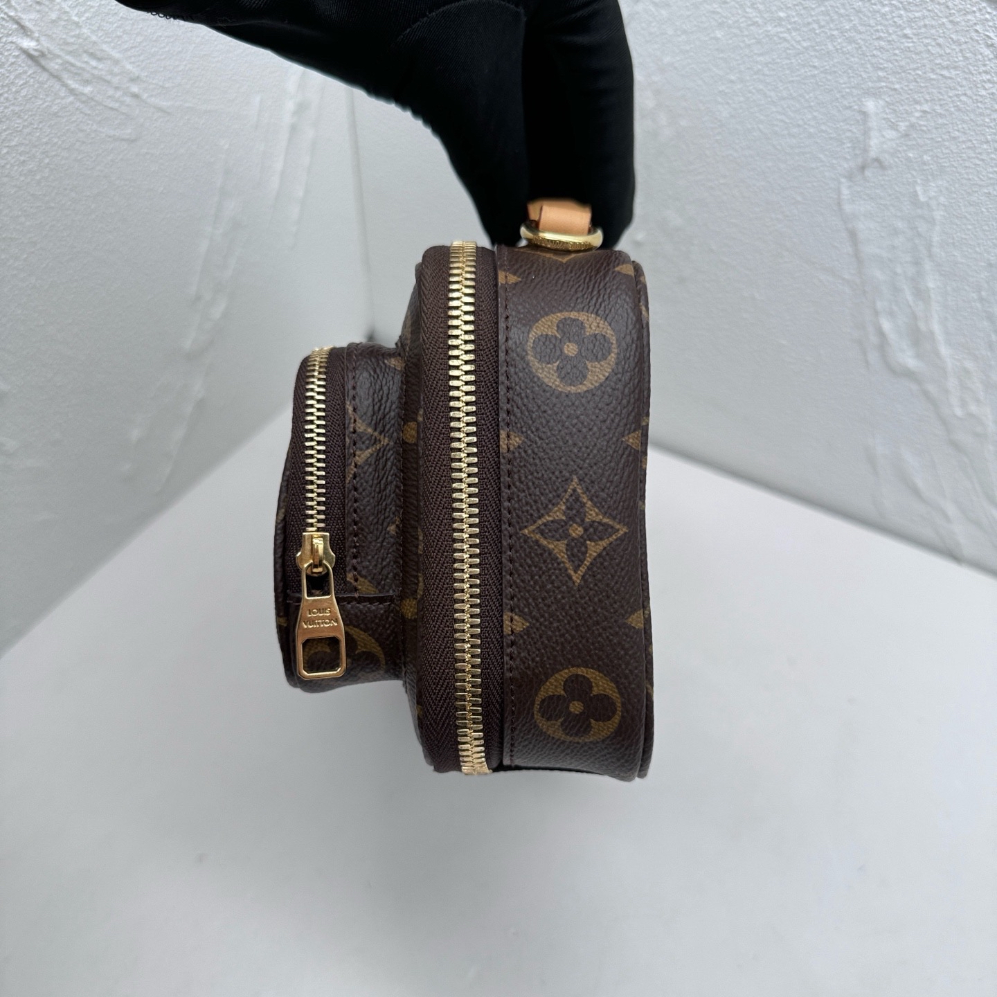 Pre-Owned LV Utility Crossbody / Product Code: 26051706