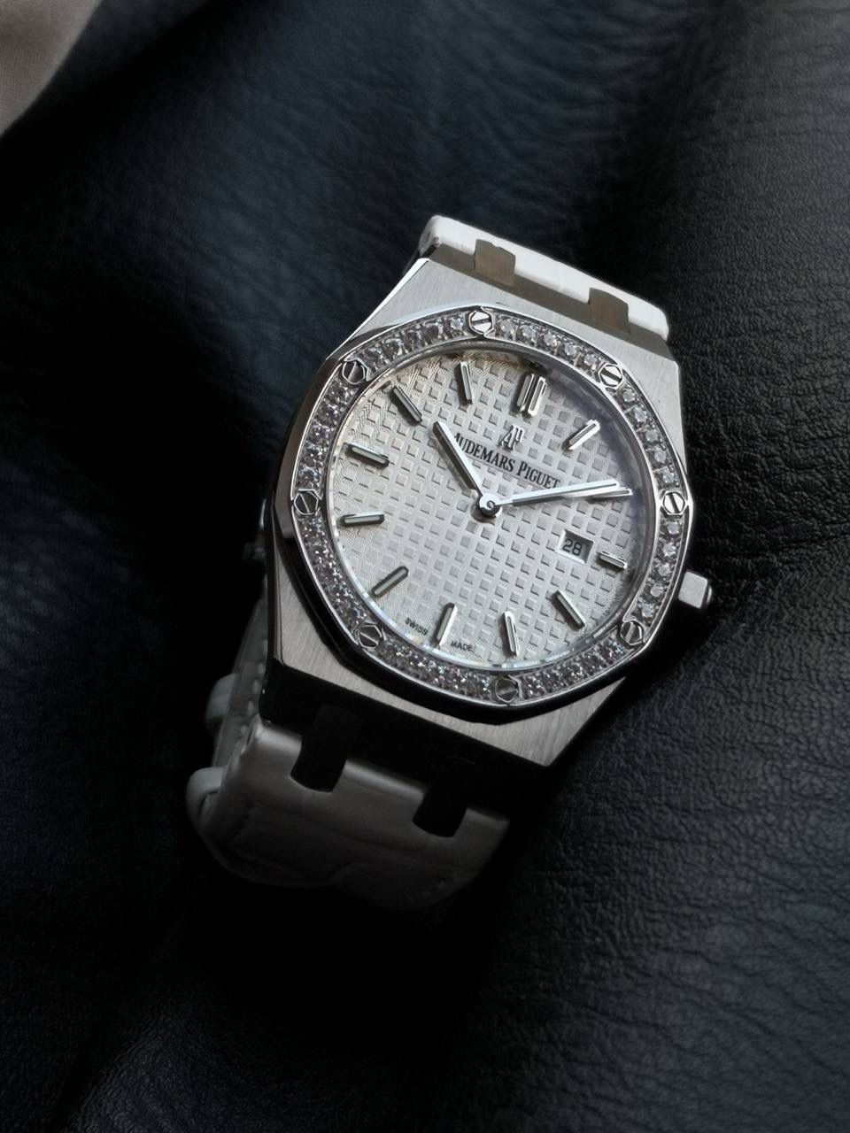 凭借无可比拟的璀璨光芒，SWAROVSKI ZIRCONIA已成为市场上最优质及最能与钻石媲美的合成立方氧化锆。完美饱和的色彩，精湛非凡的切工，源自施华洛世奇逾百年的精确切割经验，以及幻彩钻石的灵感启发。此外，已获专利的表面优化工序TCF (热熔着色技术)，为SWAROVSKI ZIRCONIA缔造出鲜艳夺目的色彩；这项技术不但符合环保要求，更确保每颗宝石没有经过辐照处理，不含辐射。由此而来的合成立方氧化锆色彩持久之余，亦经得起日常使用的考验。 🚀品质保证🚀 V7厂每颗SWAROVSKI ZIRCONIA均刻有非肉眼可见的认证标记。以镭射镌刻的“SWAROVSKI ZIRCONIA”品质认证标志