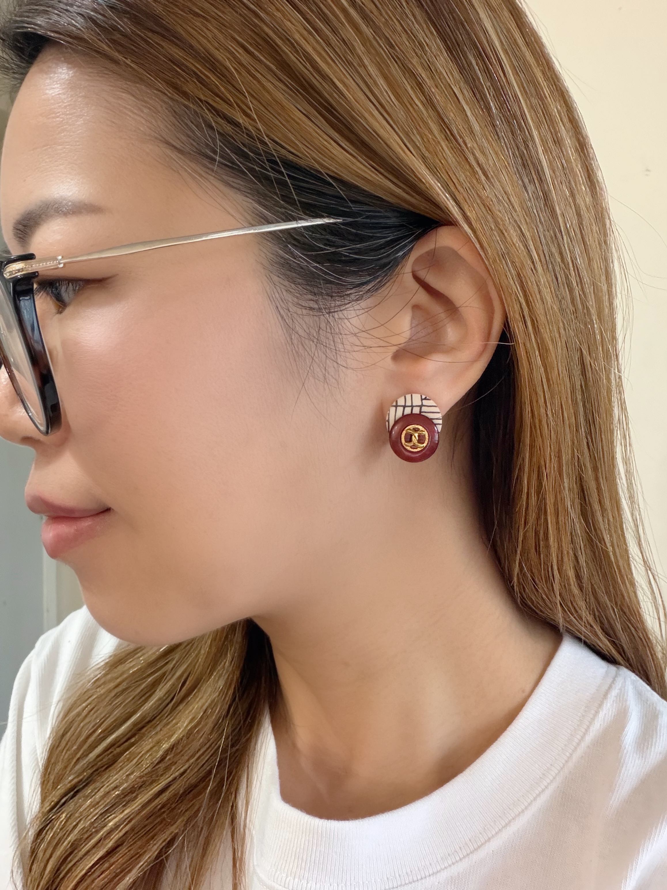 英國黑米白間鈕扣耳環/復古棗紅