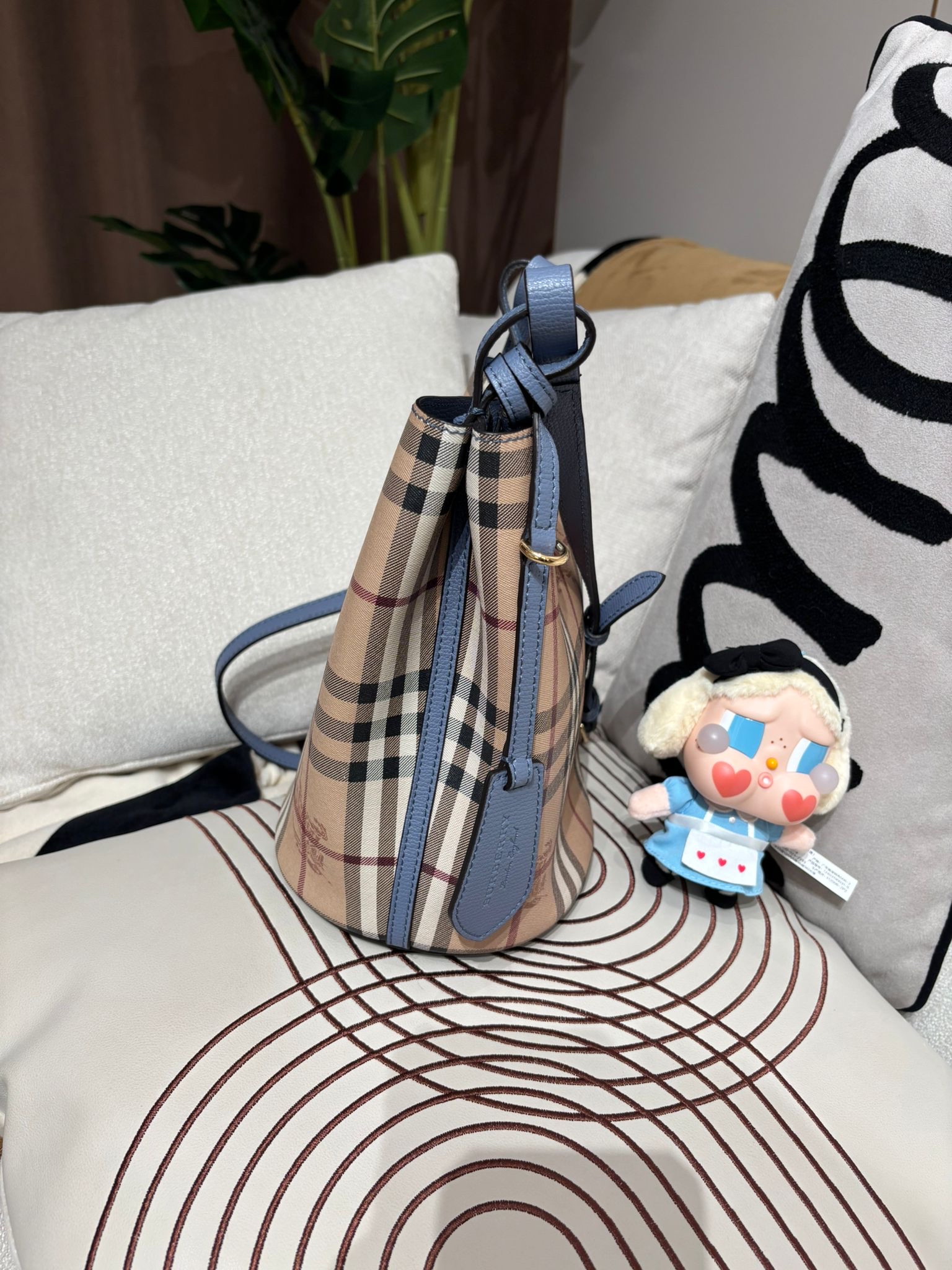 Burberry bucket bag 100%Authentic,98%new