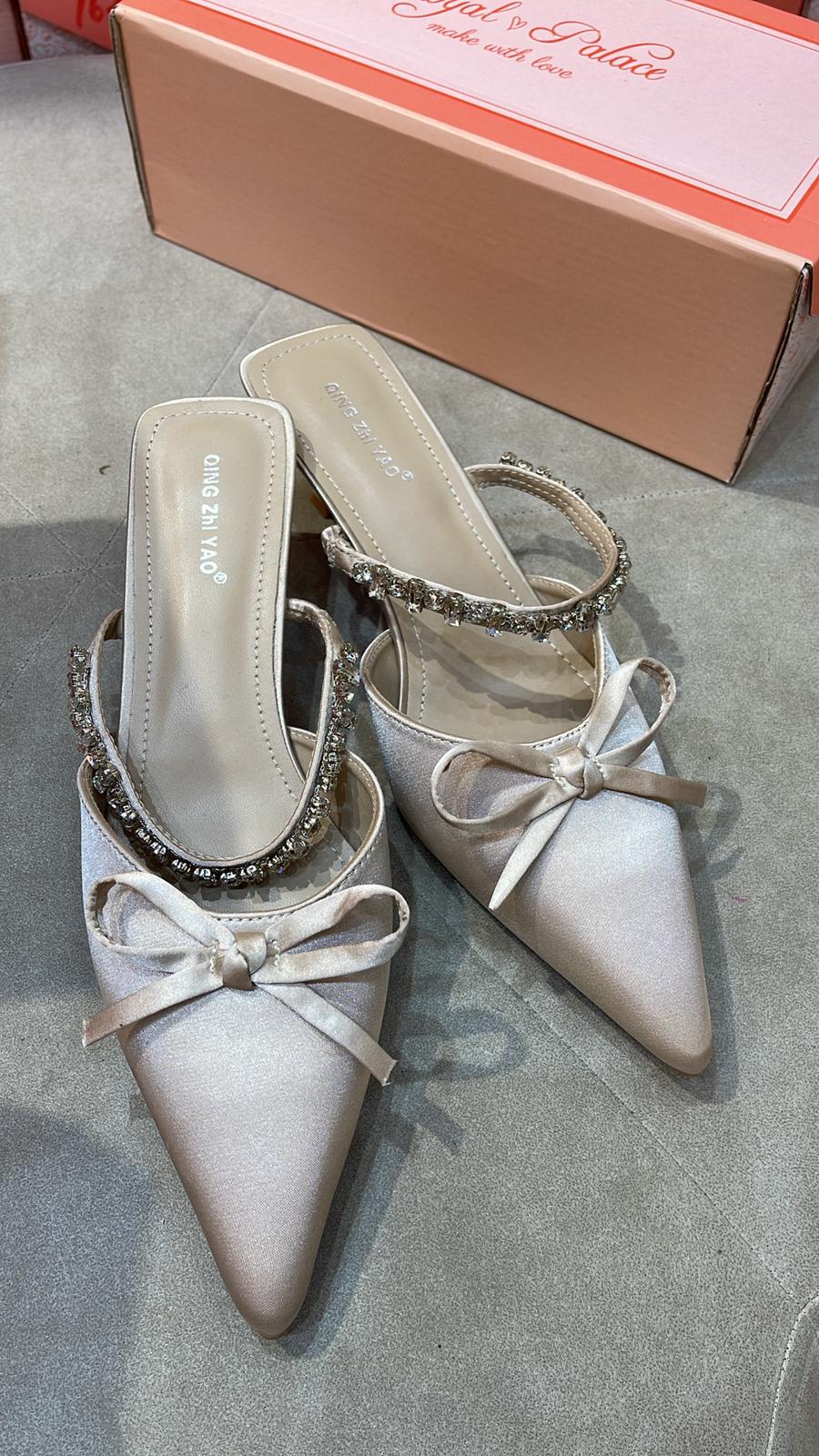 尖頭蝴蝶結鑽石帶鞋