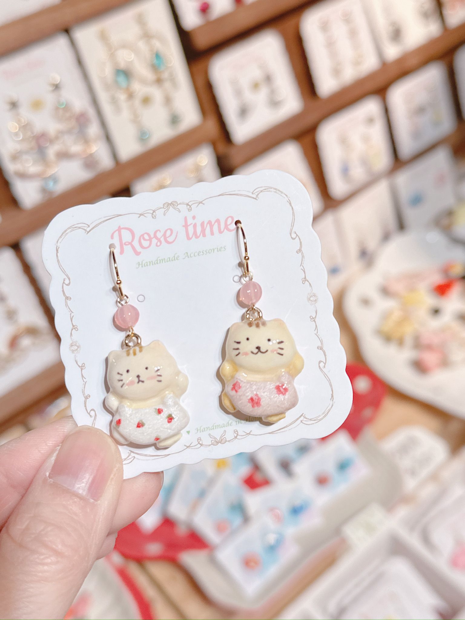 ᴿᵒˢᵉ ᵗⁱᵐᵉ ʰᵃⁿᵈᵐᵃᵈᵉ7️⃣週年 #3月28-30日半價飾物 🈹 手繪跳舞小貓兒