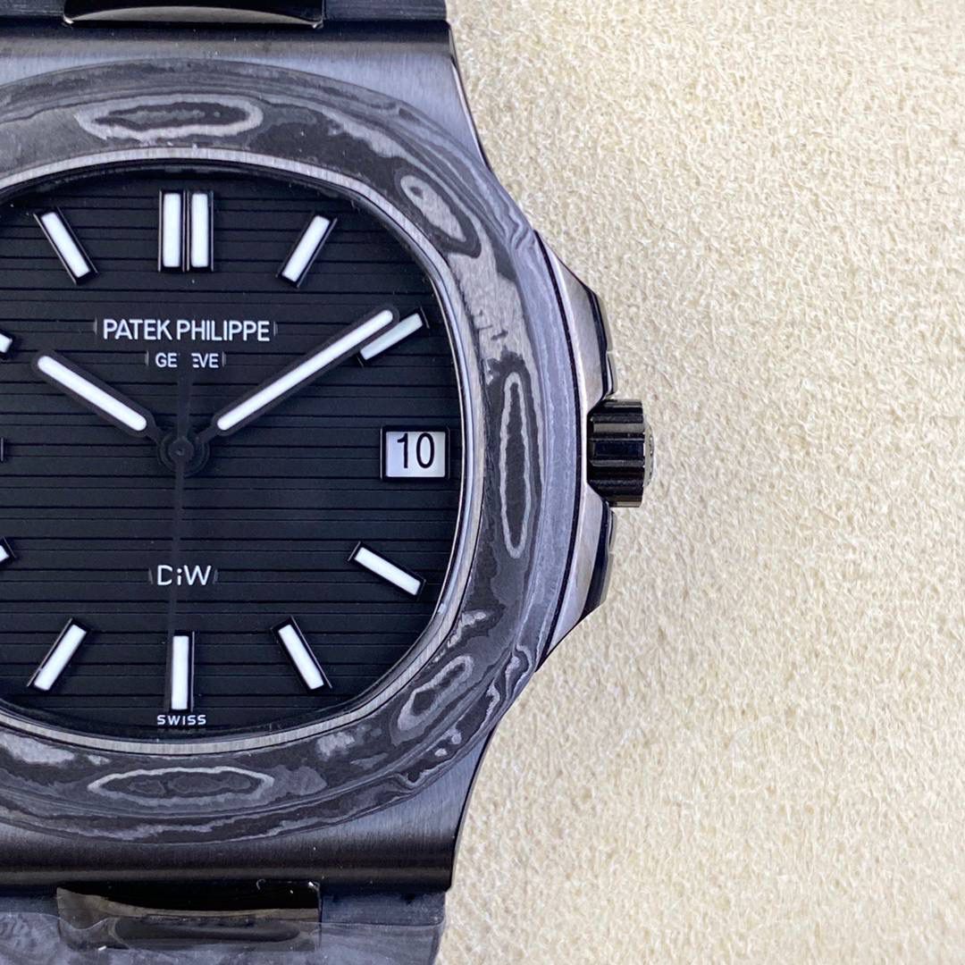 【PATEK PHILIPPE 鹦鹉螺5711 DiW 】碳纤维的美学呈现，DiW赋予鹦鹉螺5711 腕表别样的风格。DiW作为知名的腕表改装品牌，以高端的碳纤维赋予腕表全新的视觉与触觉体验，进而吸引了众多爱好者的关注。鹦鹉螺5711腕表是DiW近期的代表作，这款腕表开创了复合材料进化的新纪元，因为它在美学上结合了高端碳纤维的轻盈感和陶瓷的的光滑度。该腕表表壳采用高端碳纤维制成，并融入了不锈钢元素，黑色的整体色调与不规则纹理造型，尽显别致观感。表盘搭配时标与指针，呈现出典雅与奢侈的质感。腕表后盖采用不锈钢材料进行黑色涂层制作，视觉观感非常统一。腕表搭配的表带特别震撼，也是碳纤维与不锈钢材料组合制成，碳纤维的纹理如云似烟，让人爱不释手。百达翡丽鹦鹉螺5711经DiW重新改造制作，个性前卫，时尚炫酷，非常适合追逐个性和潮流的年轻人们！