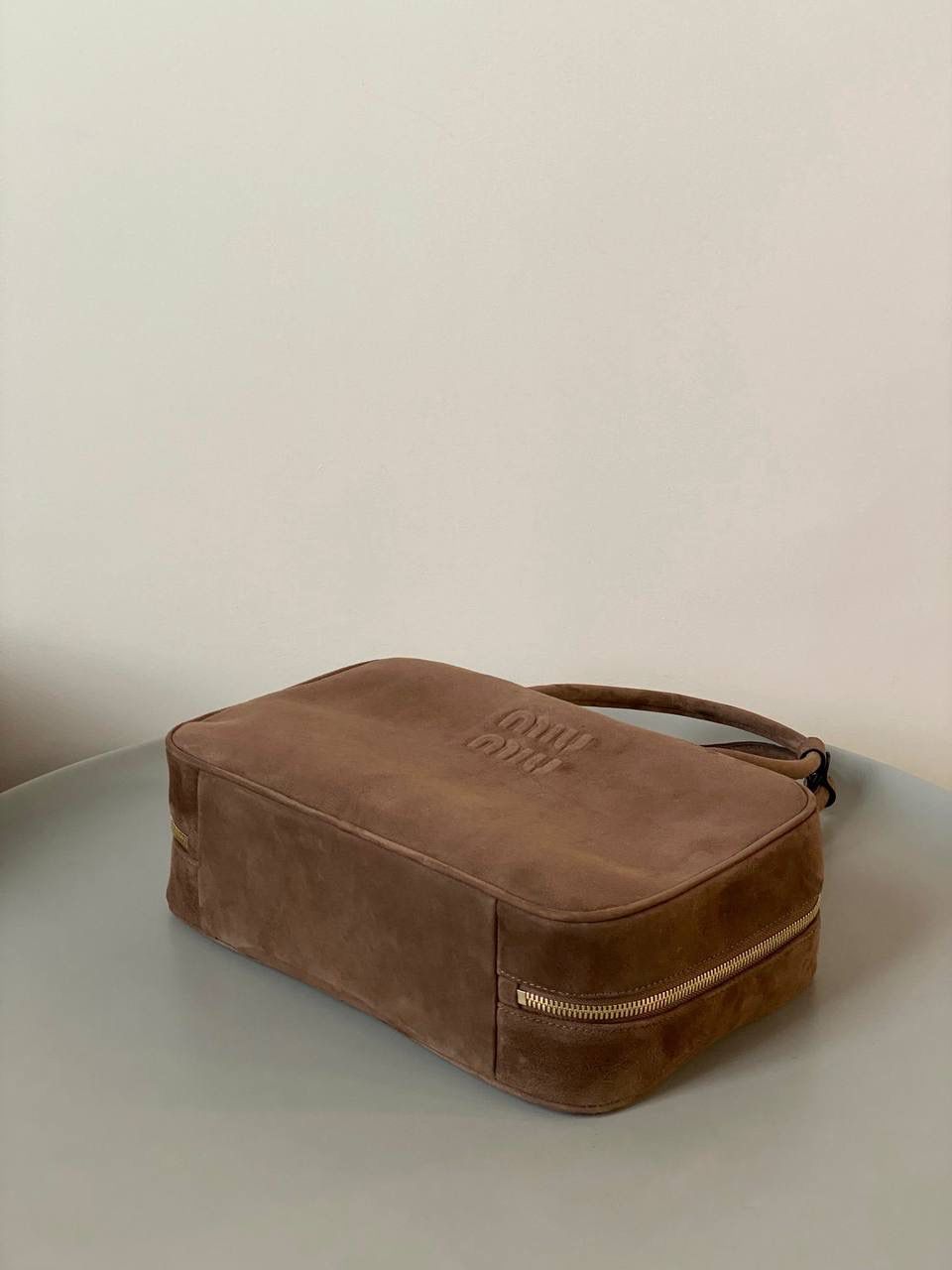 🈶可可棕 𝗠𝗶𝘂𝗠𝗶𝘂24秋冬公文包 今年棕麂皮系列大人气啊！ 深深的巧克力色，满满秋冬味儿～ 绒面皮每年都会有，但是！！ 今年这股风刮的特别猛 从秀场到ins博主穿搭，或者线上门店 几乎都有麂皮元素！ 西装款 夹克 风衣 鞋子 包括包包等 延续去年美拉德色系的颜色， 今年的颜色各种各样，有深有浅 但我唯爱咱miu家的这个巧棕色 绝对秋冬氛围感里，最“增质感”的时髦单品！ 23×34×10cm #F0020m