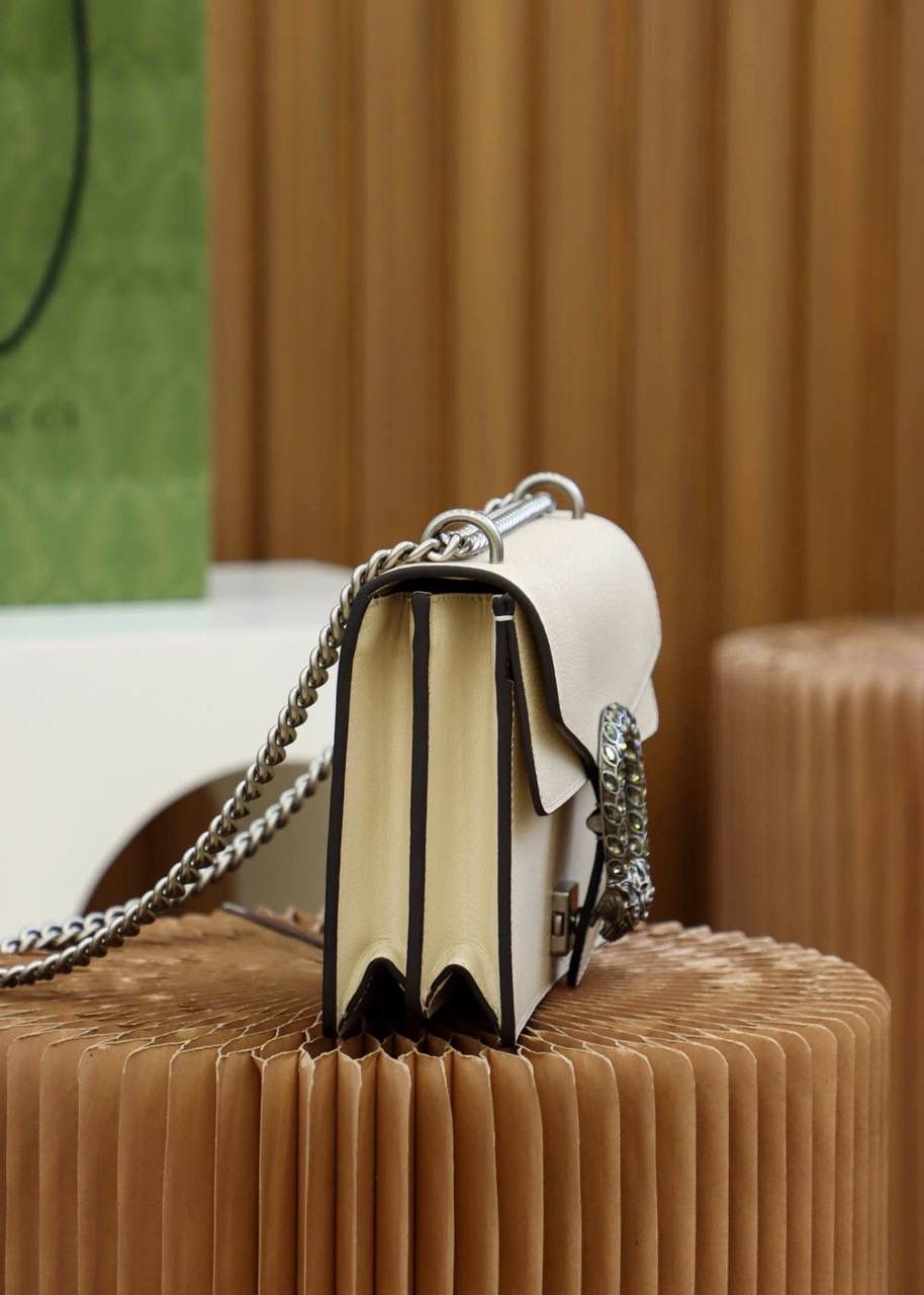 𝐃𝐢𝐨𝐧𝐲𝐬𝐮𝐬经典酒神系列 #400249#原厂皮 ▫️尺寸：28*18*9cm▫️ 风靡全球的𝑫𝒊𝒐𝒏𝒚𝒔𝒖𝒔酒神包， 精致的虎头扣搭配施华洛世奇水晶钻点缀， 大气又浪漫的气质，有一种低调的奢华气质， 白色超级温柔，有一种心动颜色的味道， 这一款是全凭美貌征服审美入手，颜值真的是绝绝子，超级无敌好看，而且可盐可甜的少女感满满，搭配施华洛世奇水晶钻，让你没有理由拒绝的一只高颜值的酒神！🤩🤩