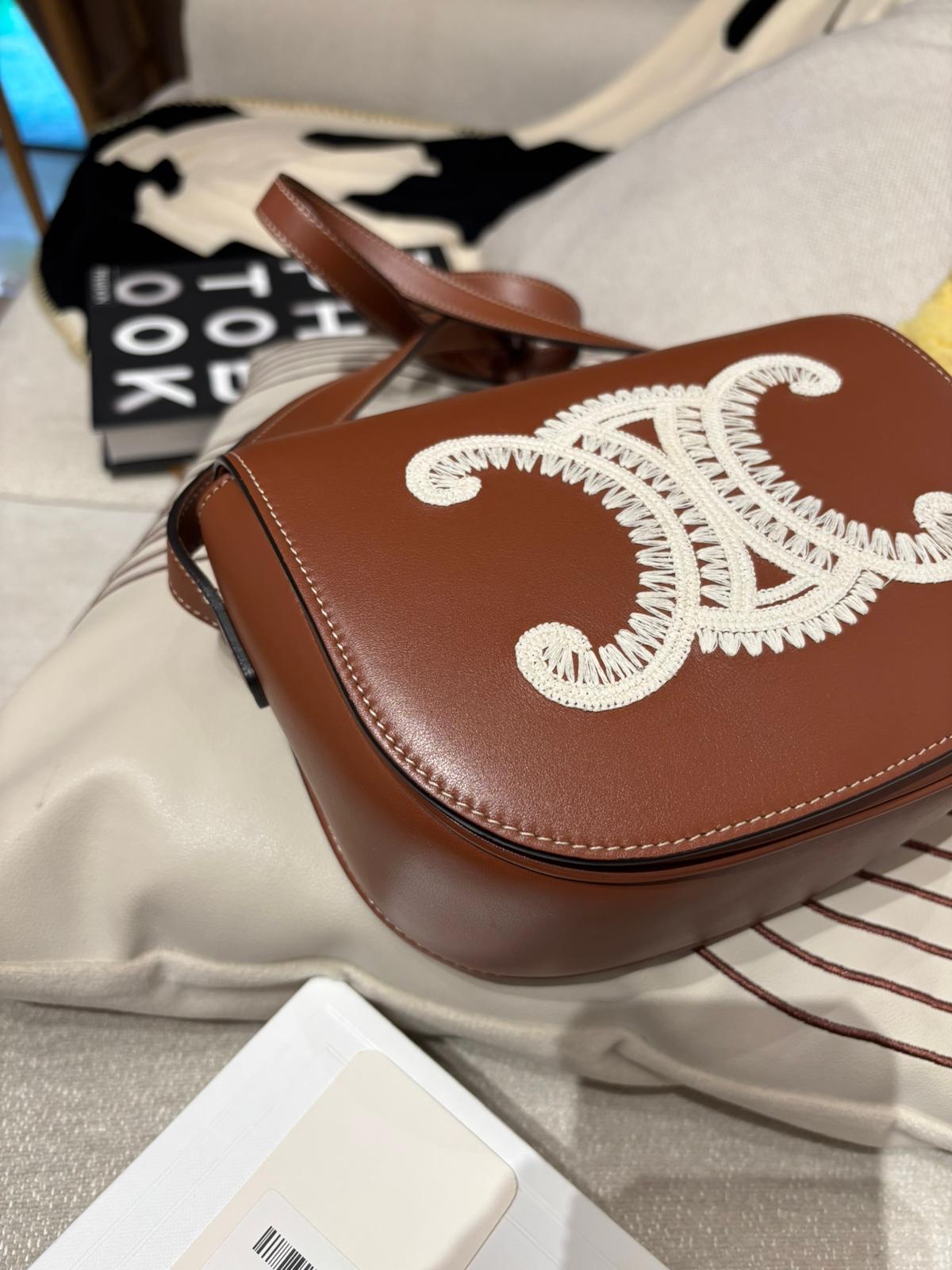 Celine Folco Cuir Triomphe 刺繡凱旋門logo 光滑牛皮革馬鞍包100%Authentic,98%new ✅dust bag ✅booklet   