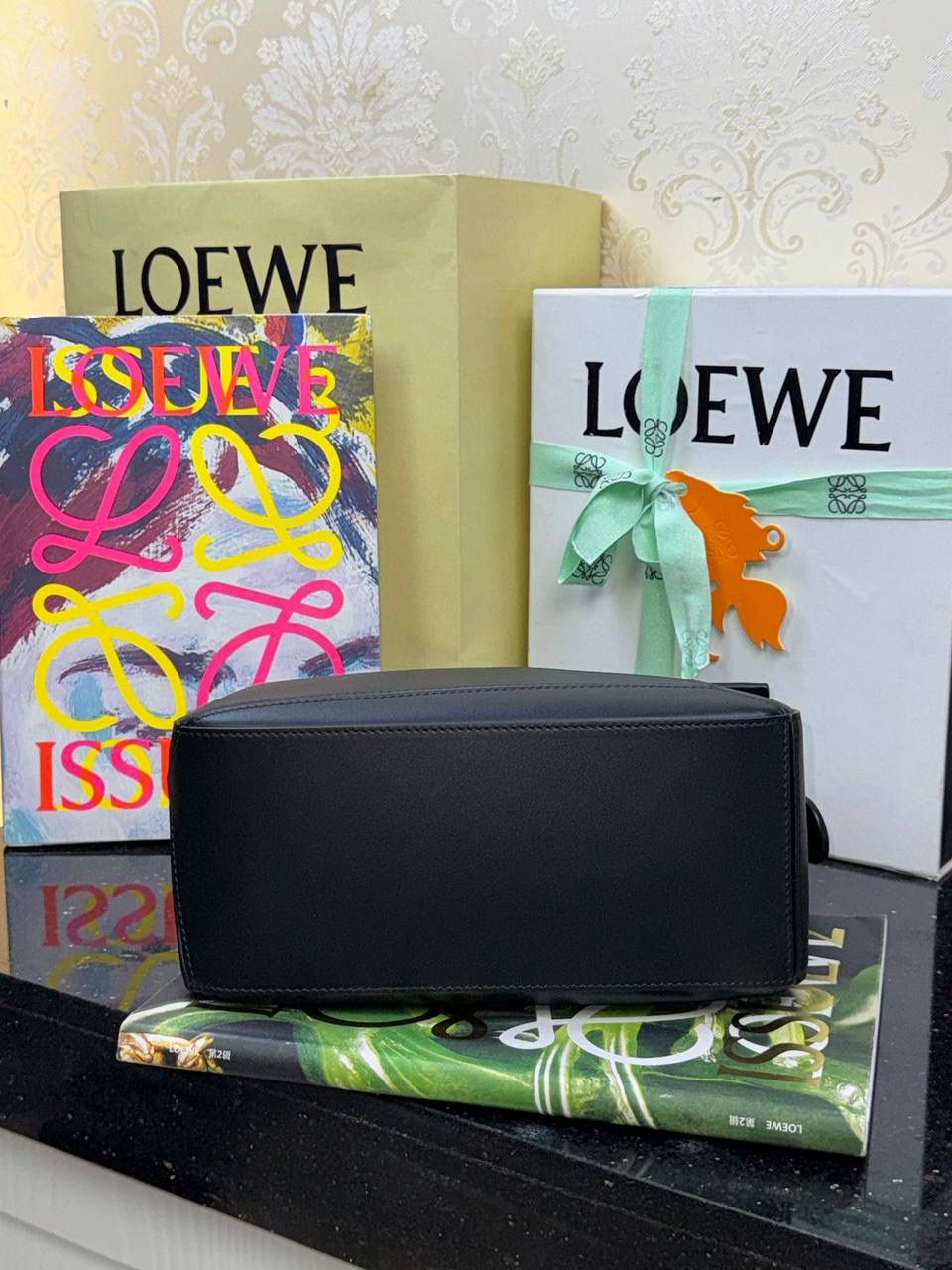 👉🏻小号𝙿𝚞𝚣𝚣𝚕𝚎 【宽肩带】 平纹/Anagram牛皮手袋👜 尺寸:𝟐𝟒-𝟏𝟔.𝟓-𝟏𝟎.𝟓𝐜𝐦 编码:652225黑色 秋冬最新爆款上线啦…⤴️ 从手袋的小牛皮革、缝线、背带的金属环扣，内里内衬细节.都换上了最新的饱和单色系，细腻质感，为手袋增添了不一样的视觉魅力🔅