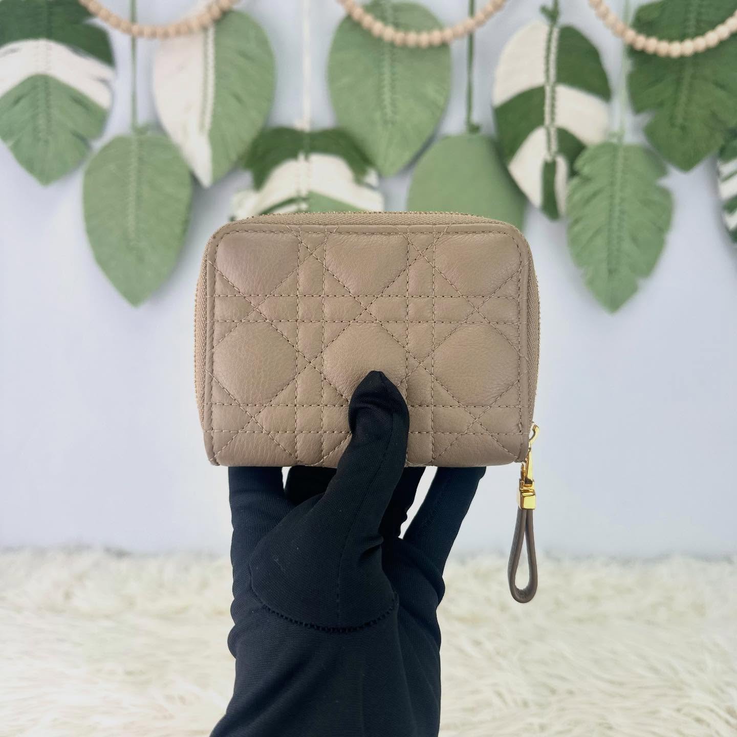 DIOR 🤍PRE OWNED Caro Scarlet 奶茶色金扣短銀包 🤎