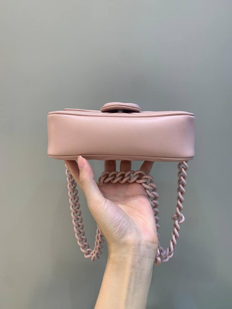 新背景实拍正品级 。马卡龙颜色：粉色❤️‍🩹 这个颜色最受欢迎，目前咨询预售的人数也是最多的，奶奶的粉色，真的是很难抗拒，实物比我拍的图片好看100倍‼️粉色我希望你们每一个人都买，不比经典款差的，颜色五金都是略深一筹，放心入，我自己已经自留了粉色！ 型号699757；尺寸16.5/10/4.5cm