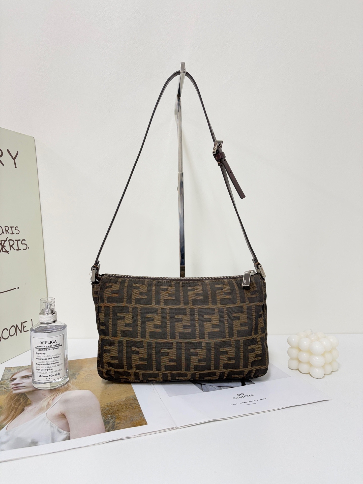 【預訂貨品】Fendi老花法棍腋下包