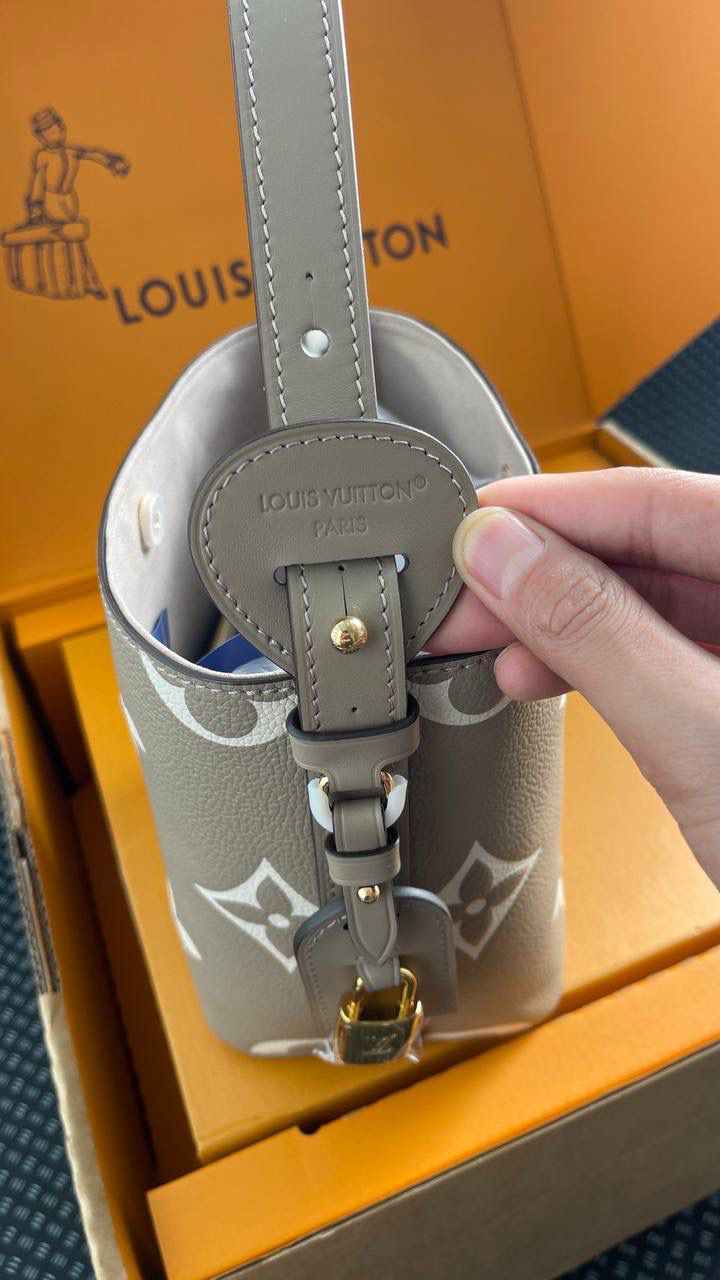 LV ALL IN BB大象灰👜✨ 来看包型的变化 自身的功能真的非常吸引人！ 首先包包自身本来就有4种的形态随你变换！！ 蝴蝶结你想放在哪儿都能给你设计明白，allin就是容量足够大，出门旅行你想拿什么都能给你装好！！ 简单的水桶包型，把包身两侧的挂钩连起来，还可以 get一只“菜篮子” 前后再捏起来，它还可以变成一只可爱的小福袋， 真的好神奇！😍😍