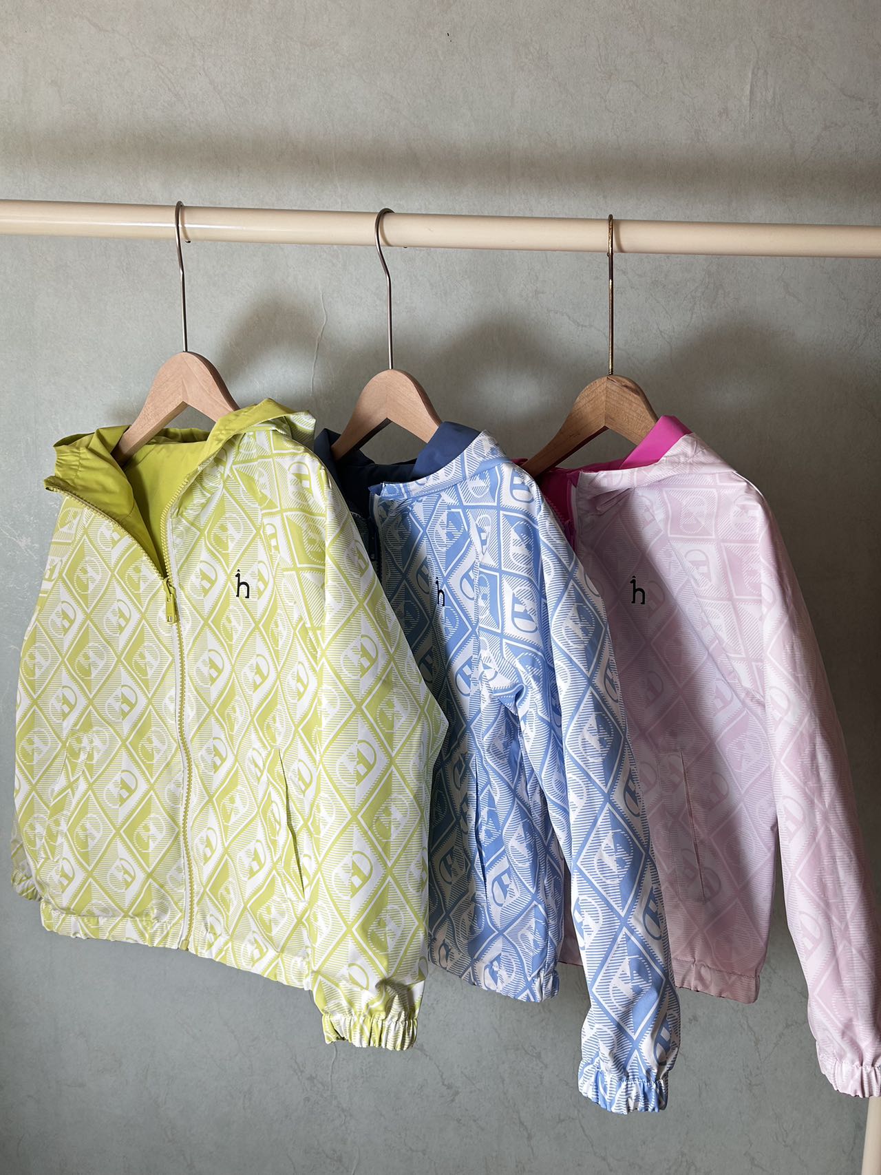 $188件。2件起$180件。3色選擇🐶 HAZZYS 哈吉斯雙面款 2026春季新款男女童兩面穿防護透濕科技連帽外套（26016