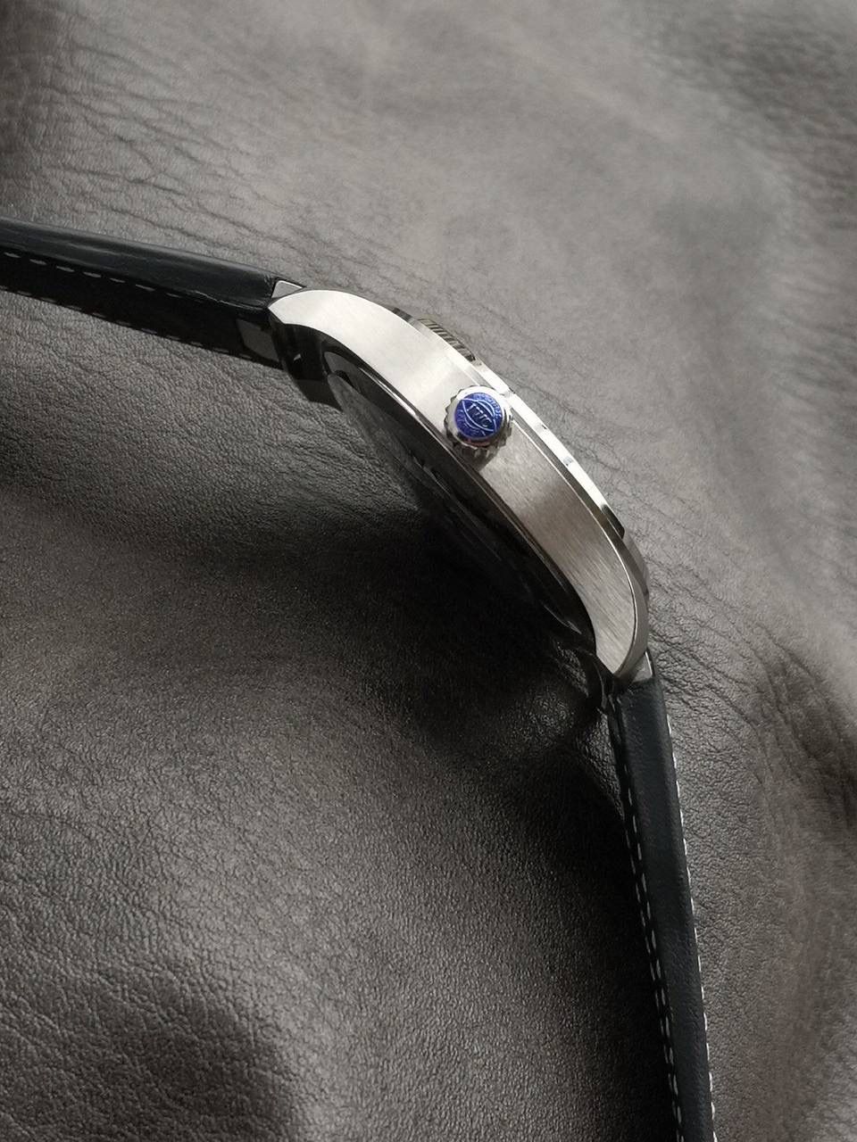 V7厂马克20，系行业同款唯一敢于呈现真假对比评测的版本，修正市面现有版本不足，其结构以及细节均按原装逐一复制，拆解后与原装完美保持一致，真正完美克隆。 V7厂顶级表壳延续马克18腕表的40mm精钢表壳制作工艺，取消了软铁罩，厚度由原来的11MM微减至10.83MM，表冠仍然采用旋入式，外表耳比原来稍宽与纵向间距由原先 51.2MM减小至49.2MM，佩戴感更舒适。表圈采用镜面抛光处理以凸显立体感。其直径，厚度，弧度包括底盖边缘线条细节也不放过100%温和原装，边角打磨亦十分到位。密底设计又给腕表完美度加分，V7底盖拉丝完美还原，各角度均无死角。