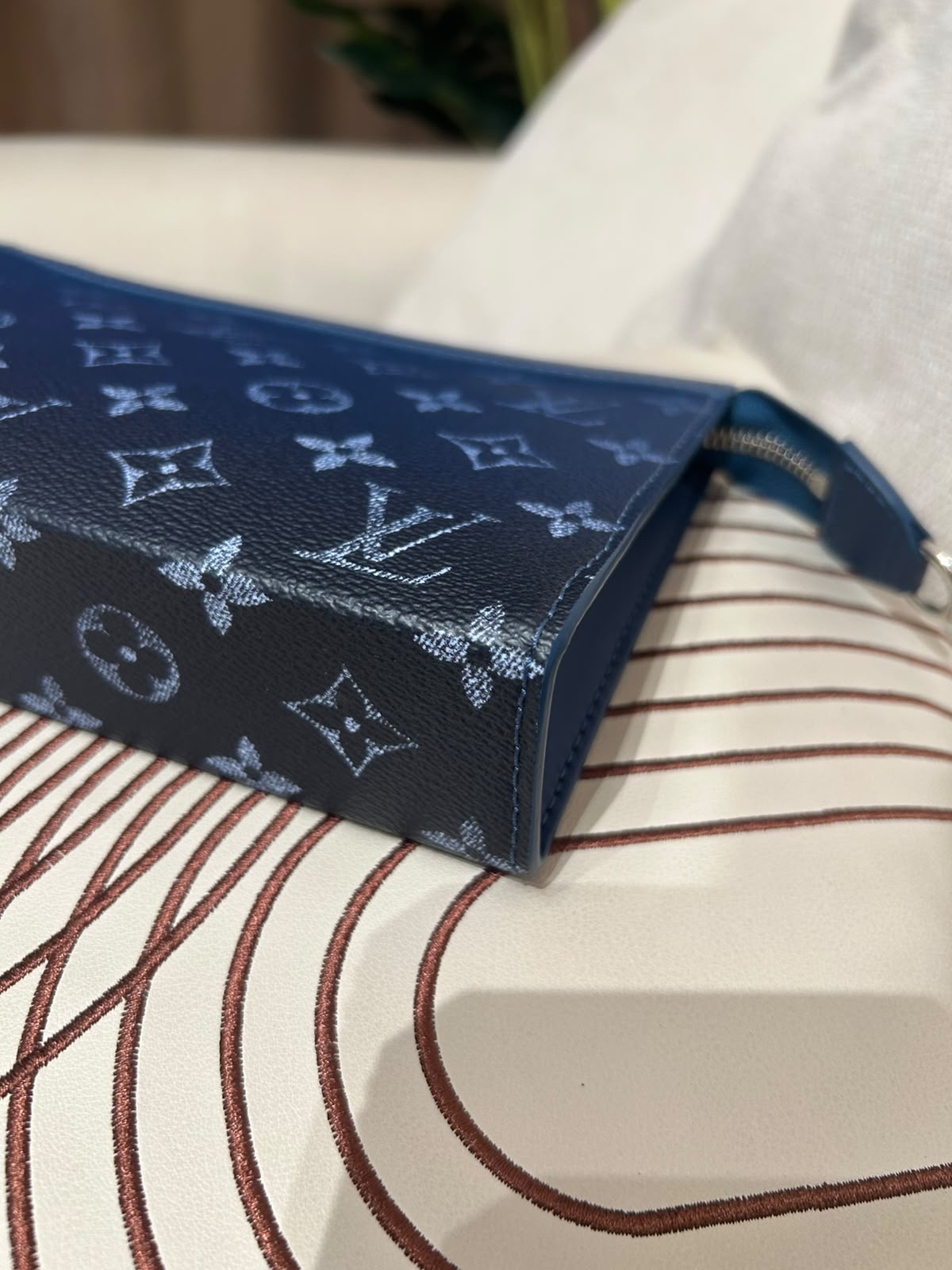 Louis Vuitton Gaston Wearable Wallet LV 漸層藍色 M11544 100%Authentic ,unused  ✅塵袋✅strap✅box