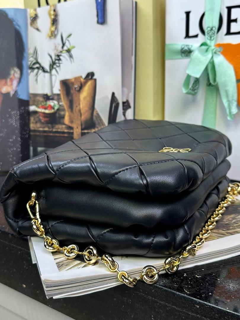 👉🏻羊皮【𝘗𝘶𝘧𝘧𝘦𝘳 𝘎𝘰𝘺𝘢】 —黑色❤️ 编码：012122 尺寸：𝟐𝟑-𝟗-𝟏𝟕𝐜𝐦 ❤️采用轻柔纳帕小羊皮，经过裁剪、缝制和手工编织制成，内里一个主要隔层，一个拉链口袋和一个插袋。 ❤️配有可拆卸的金属甜甜圈链条和一条可拆卸可调节的皮革带子。可肩背和手拿