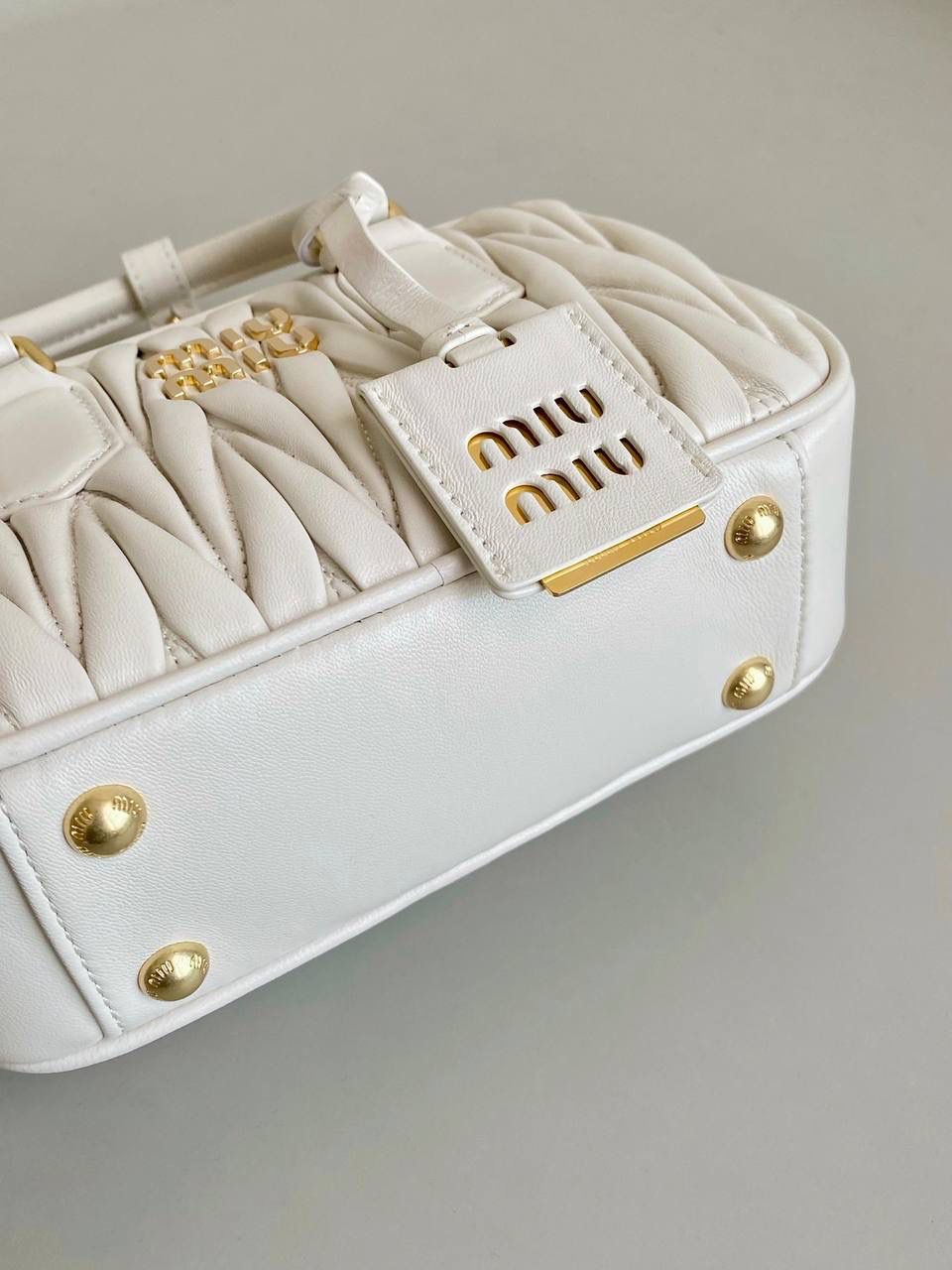 🈶白色小号， 𝗠𝗶𝘂𝗠𝗶𝘂褶皱保龄球小方包 火爆全网都不用多说，人手一只的程度 我们用的是进口小羊皮！非国产皮料 肉眼可见的细腻，软软糯糯触感非常好！ 他家经典独特的褶皱工艺，是要有一定厚度 底料太薄了都做不出它的饱满和弹性 更不是市场通货干瘪瘪的褶皱，实在太假 我们新合作的老师傅在这细节上扣的很认真 一缕一折都有zp的神韵，且做到对版！！ 追求高品质的来🔥⚡️ 13×19×6m #F0012m