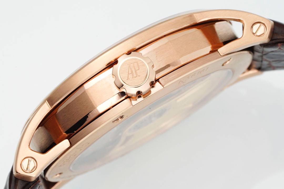 🚀新品CODE15210 系列 爱彼CODE 11.59系列蓝盘大三针自动上弦腕表，表壳直径为41毫米，这一尺寸的设定使得这枚腕表同时适合男士与女士佩戴。与此同时，表壳八角形与圆形融合的设计也让这一系列从一般的圆形表壳腕表中脱颖而出。 根据原版设计，圆形表壳内嵌入八边形中间件，镂空表耳顶部通过焊接固定于超薄表圈上，表耳底部巧妙地与表背构成完美衔接。表圈、表耳和表壳均经过缎面拉丝、斜面倒角与抛光处理。表壳厚度为10.7毫米，可以轻松的塞进衬衣的袖口中。💯🔥