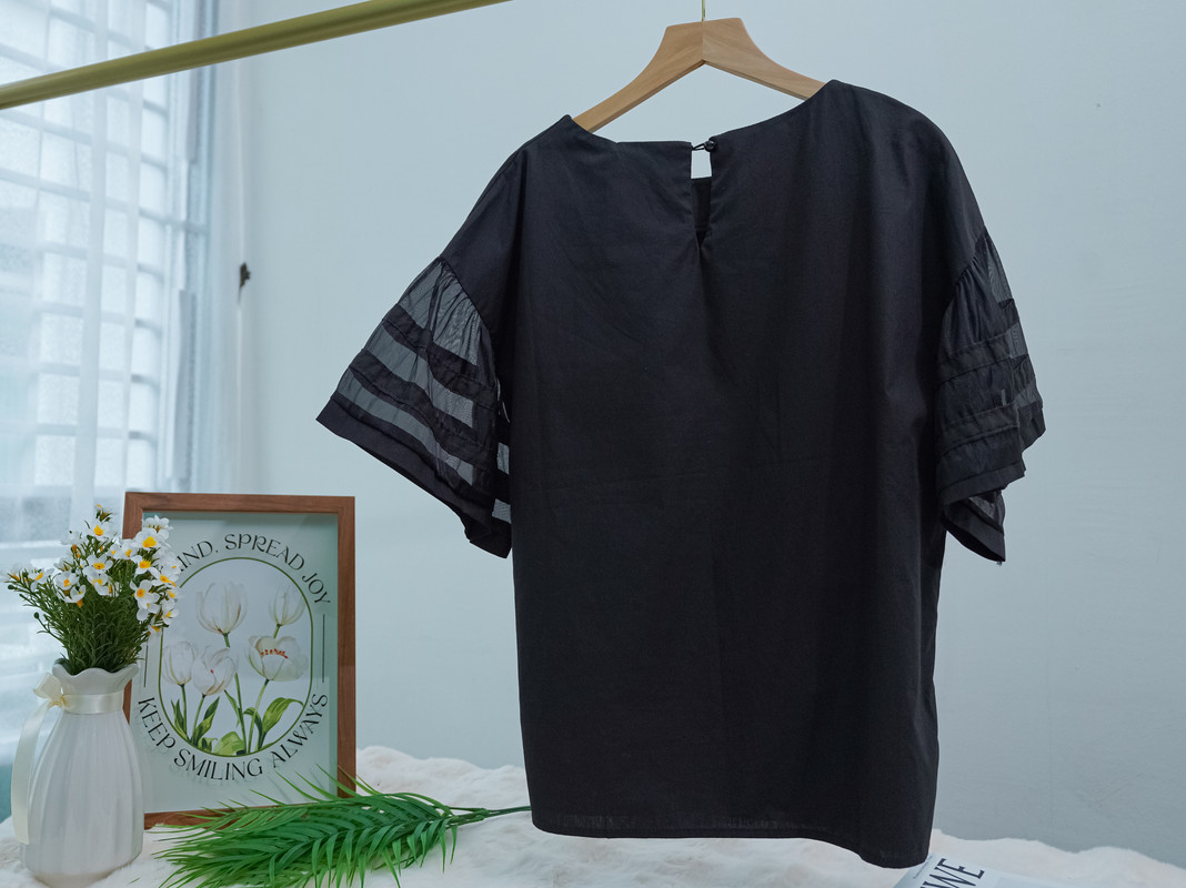 Structured Top with Sheer Paneled Puff Sleeves‖ 透视拼接设计感五分袖上衣 KR0147176